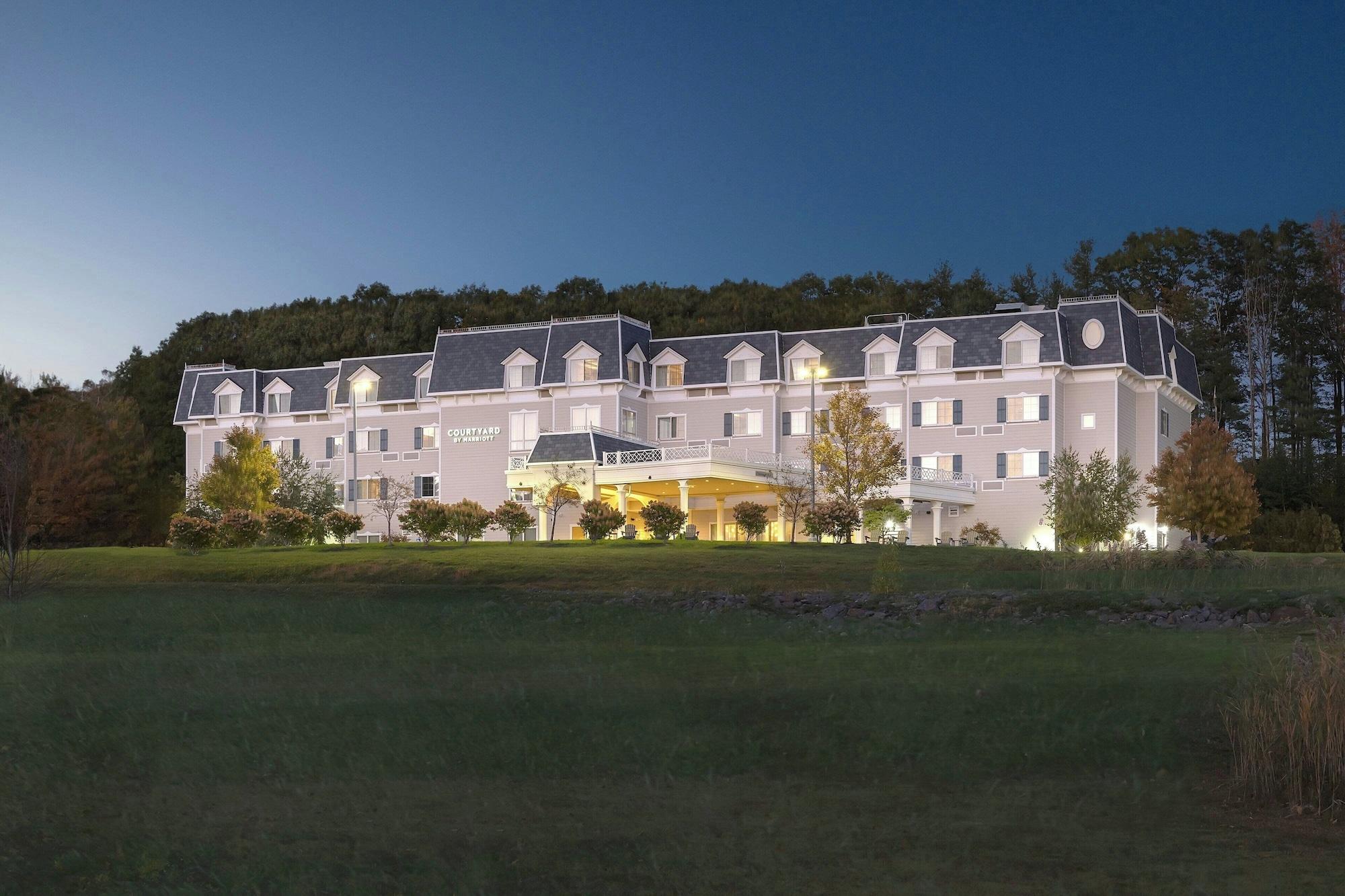 Vista Exterior Courtyard by Marriott Lenox Berkshires