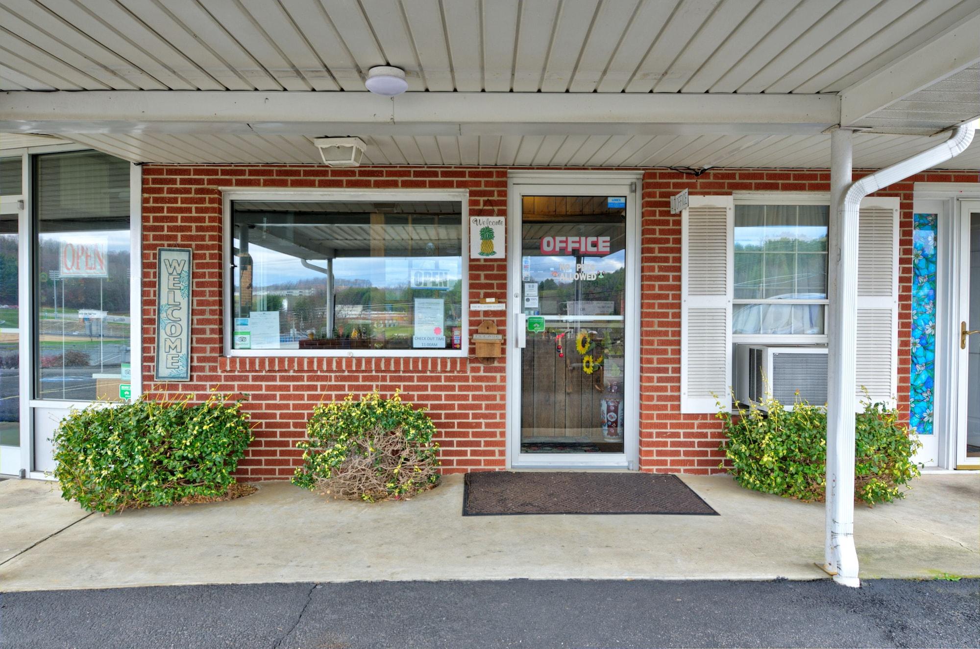 Vista Exterior Knob Hill Motor Lodge – Hillsville