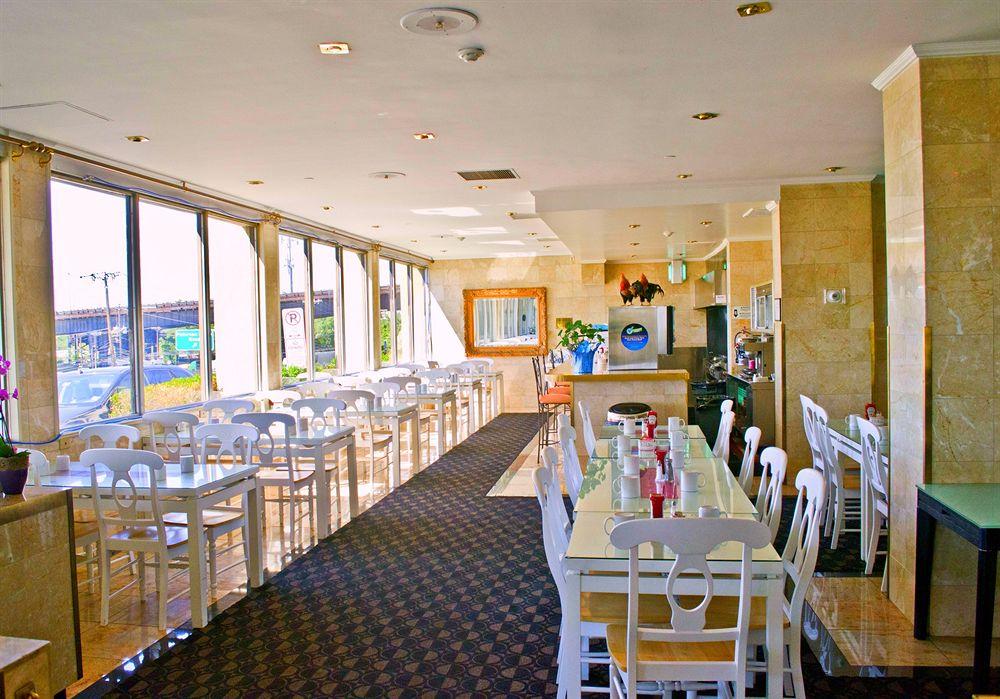 Restaurant Ramada by Wyndham North Bergen