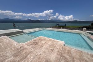 Renta Vacacional - Espectacular y Enigmática Villa en Lago
