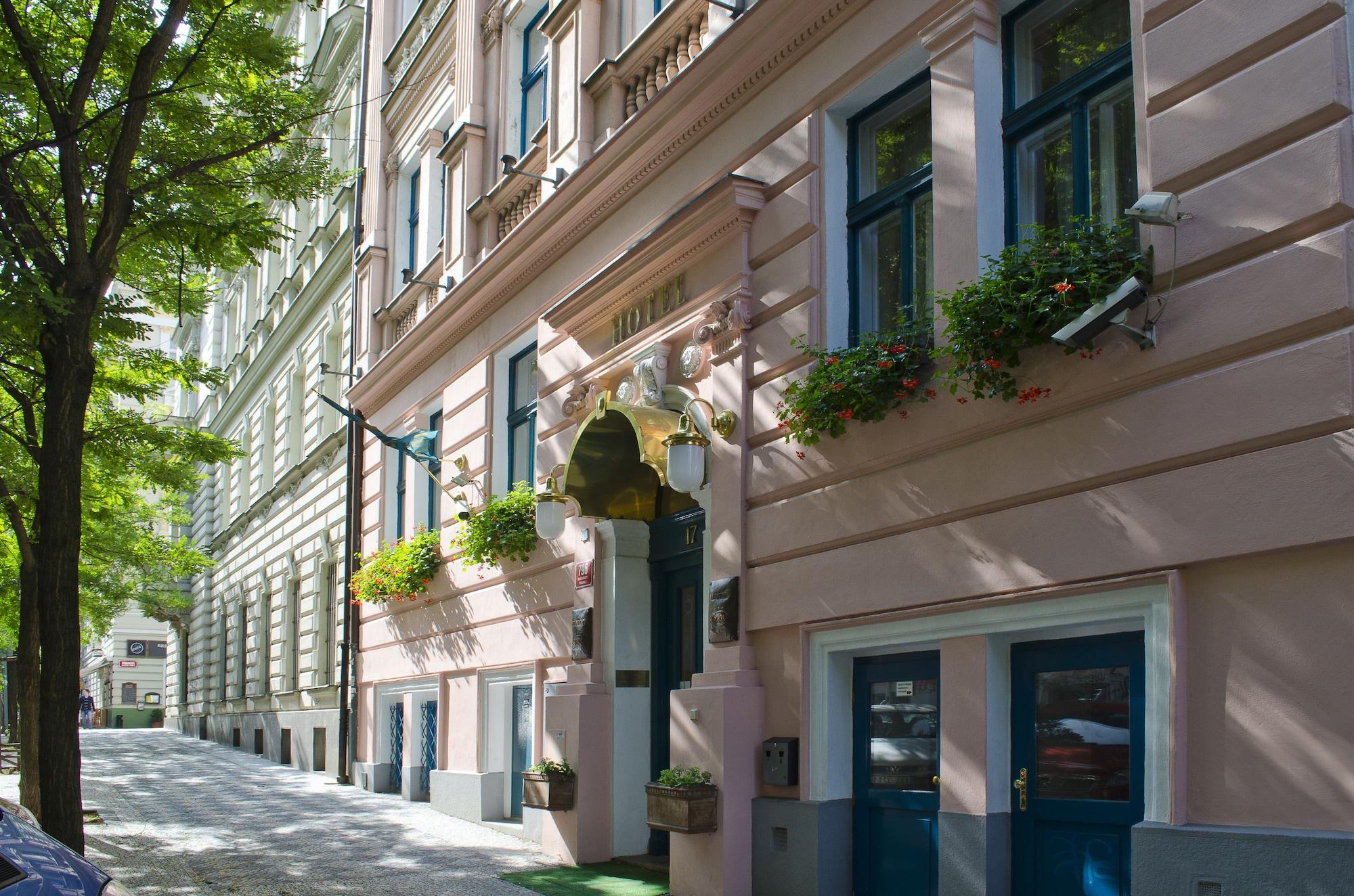 Varios Anna Hotel