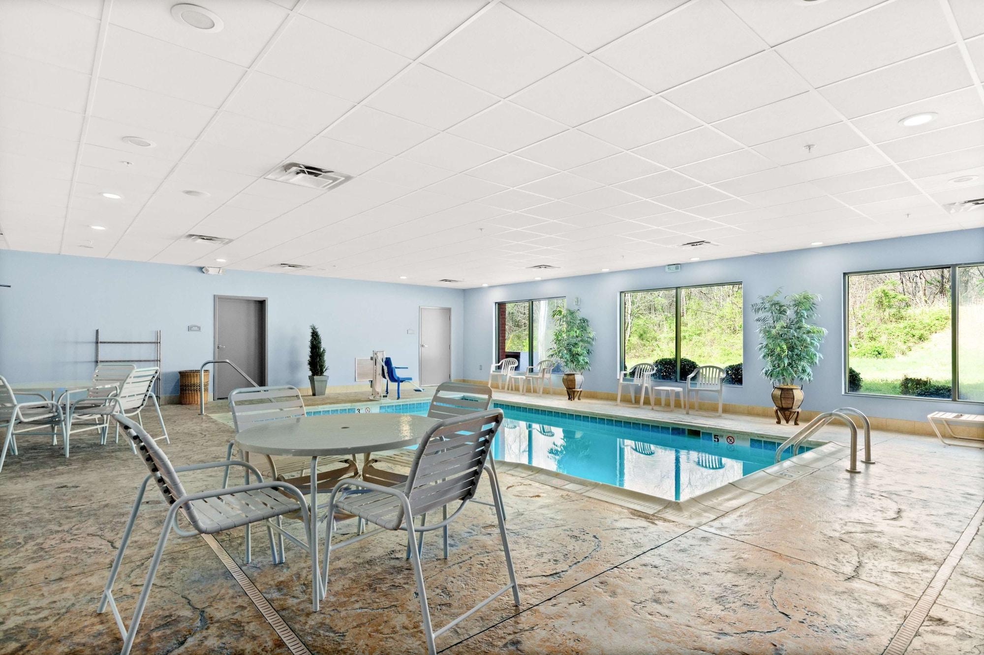Vista Piscina SureStay Plus Hotel By Best Western Portland Route 52 West