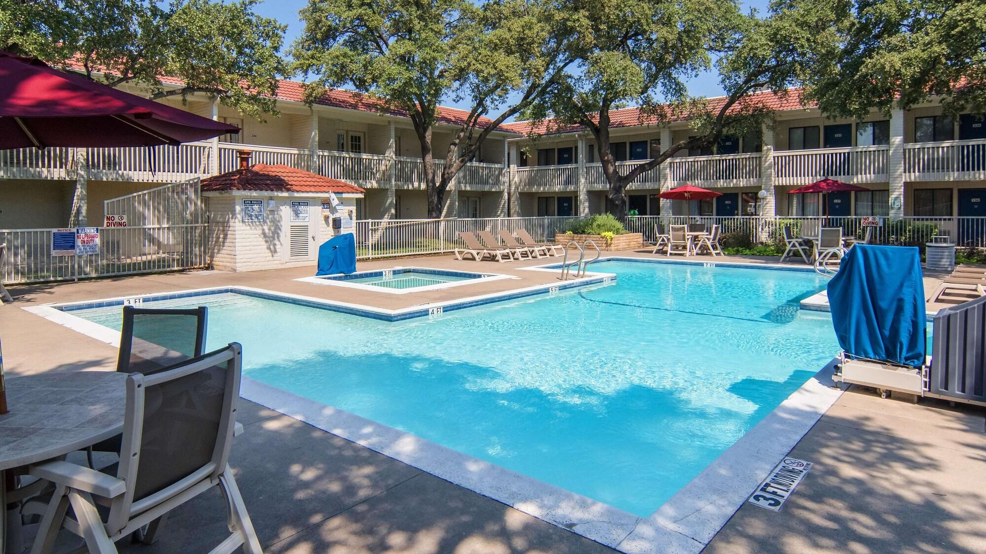 Varios Motel 6 Addison, TX - Dallas