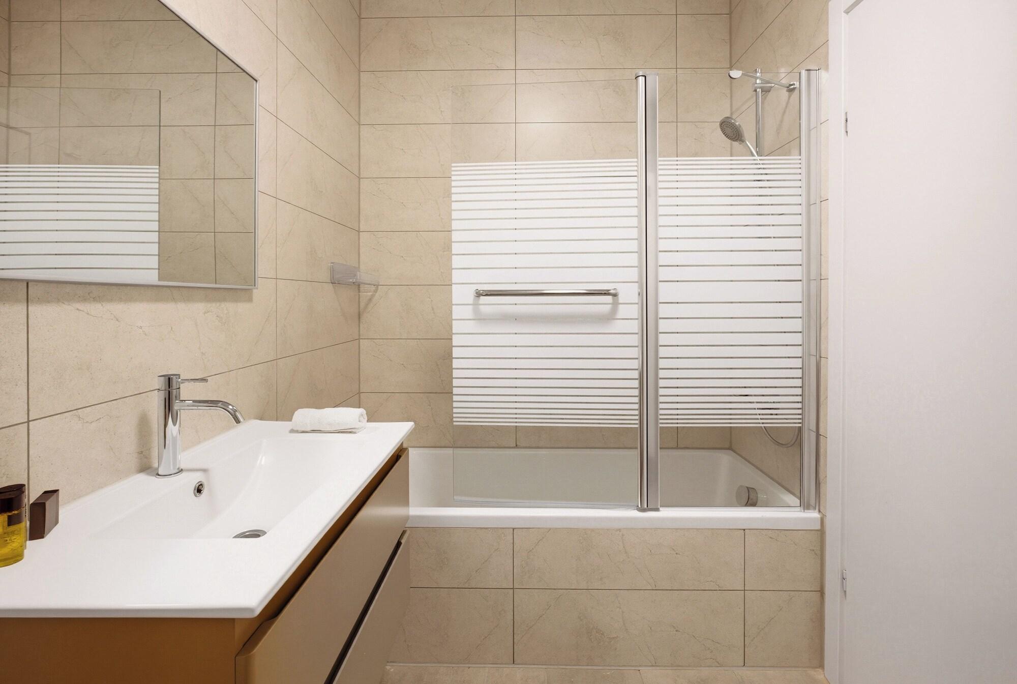 Equipamiento de Habitación Spacious 4BR Luxury l Balcony & Mamad