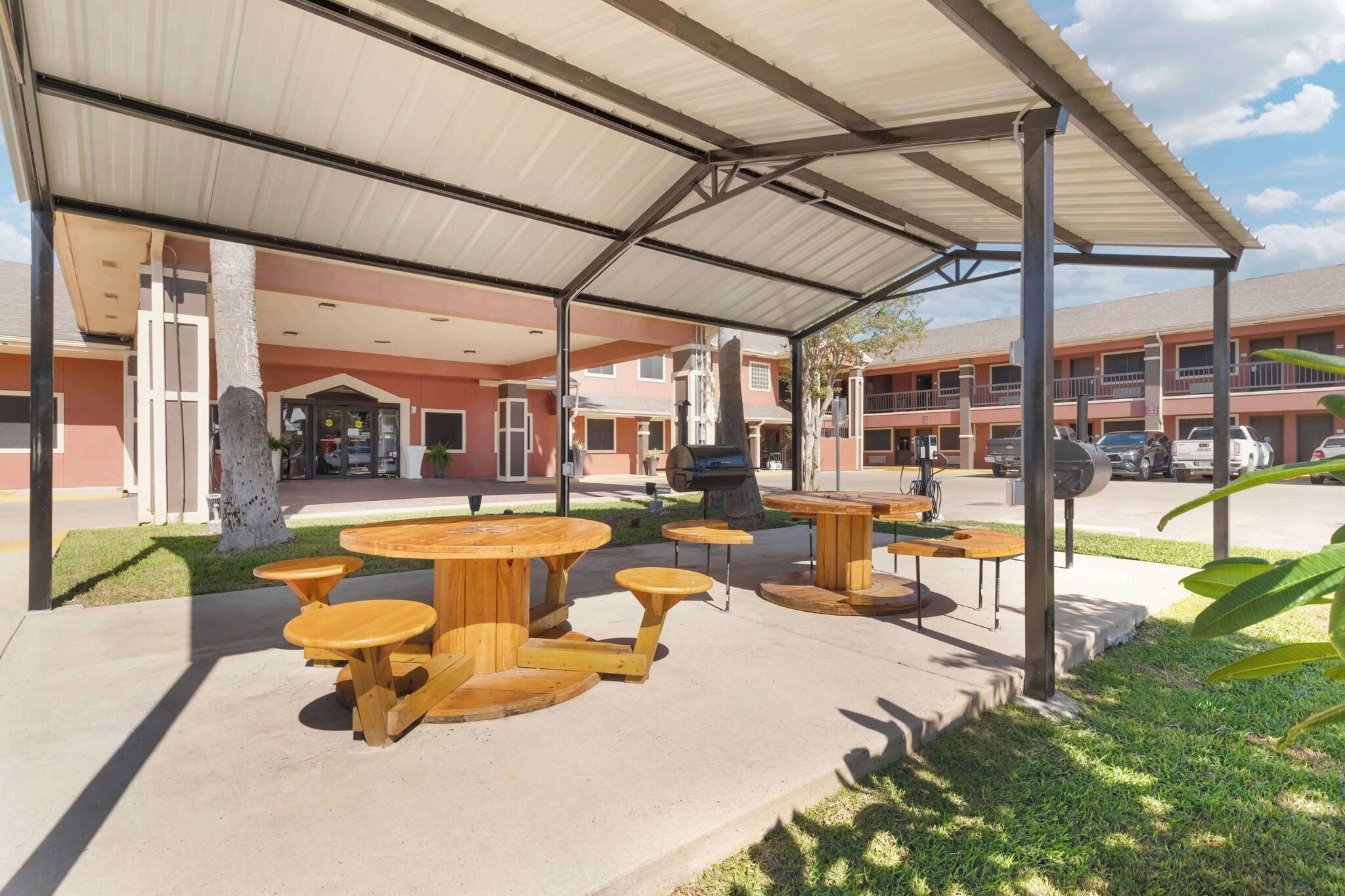 Vista Exterior Best Western Plus Edinburg Inn & Suites
