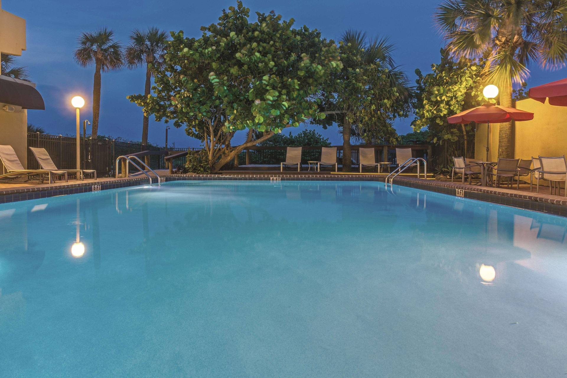 Vista Piscina La Quinta Inn & Suites by Wyndham Cocoa Beach Oceanfront
