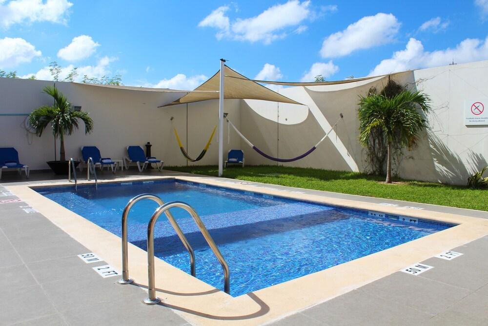 Vista da piscina Holiday Inn Express Mérida