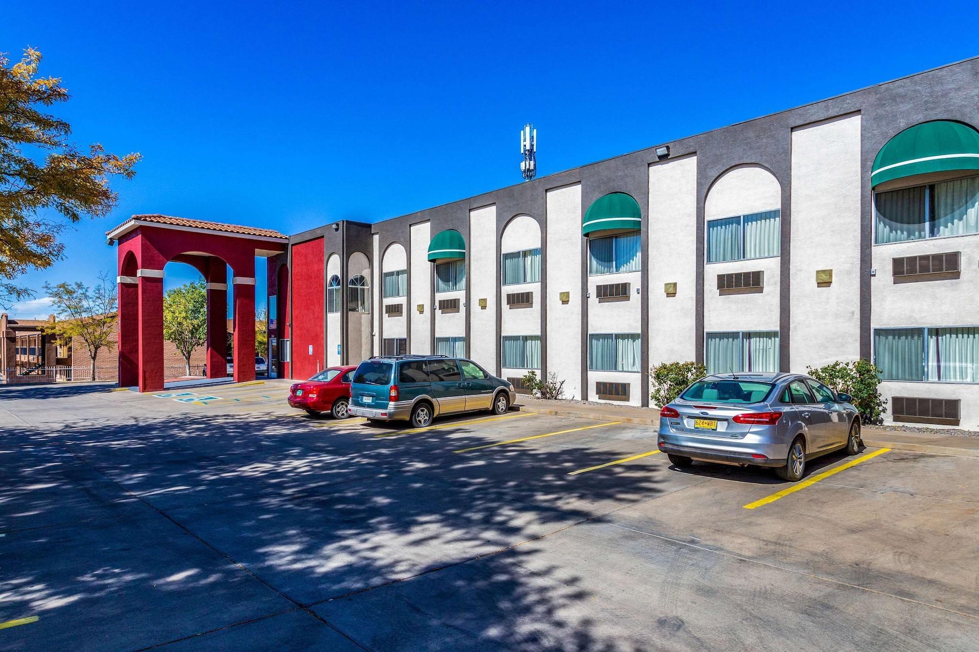 Vista Exterior Econo Lodge Inn & Suites Albuquerque East I-40 Eubank Exit