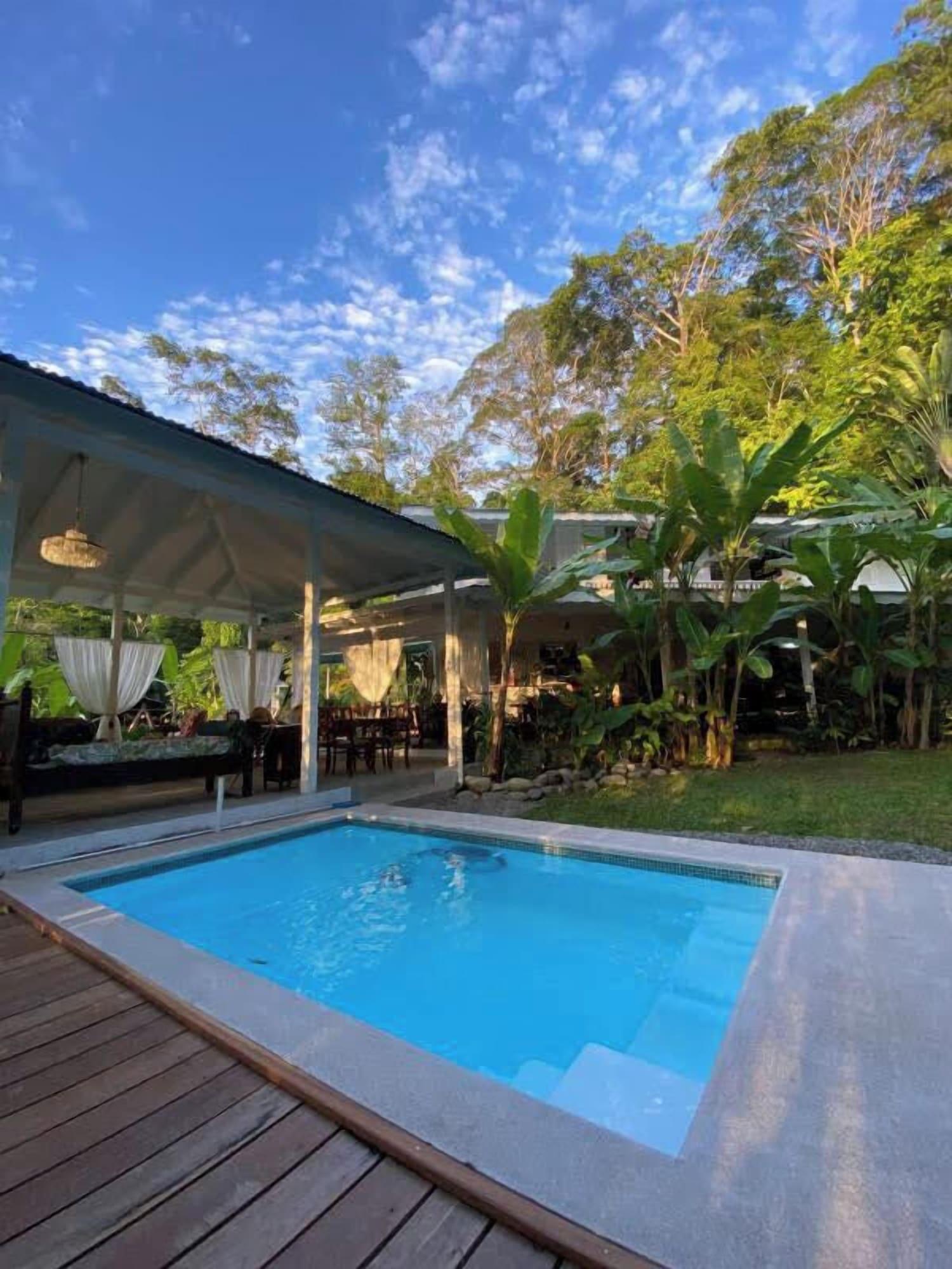 Vista Piscina Colina Secreta - Glamping and Villas