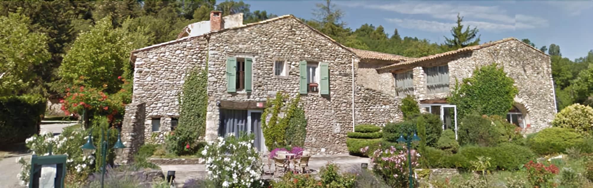 Varios L'Oustaou