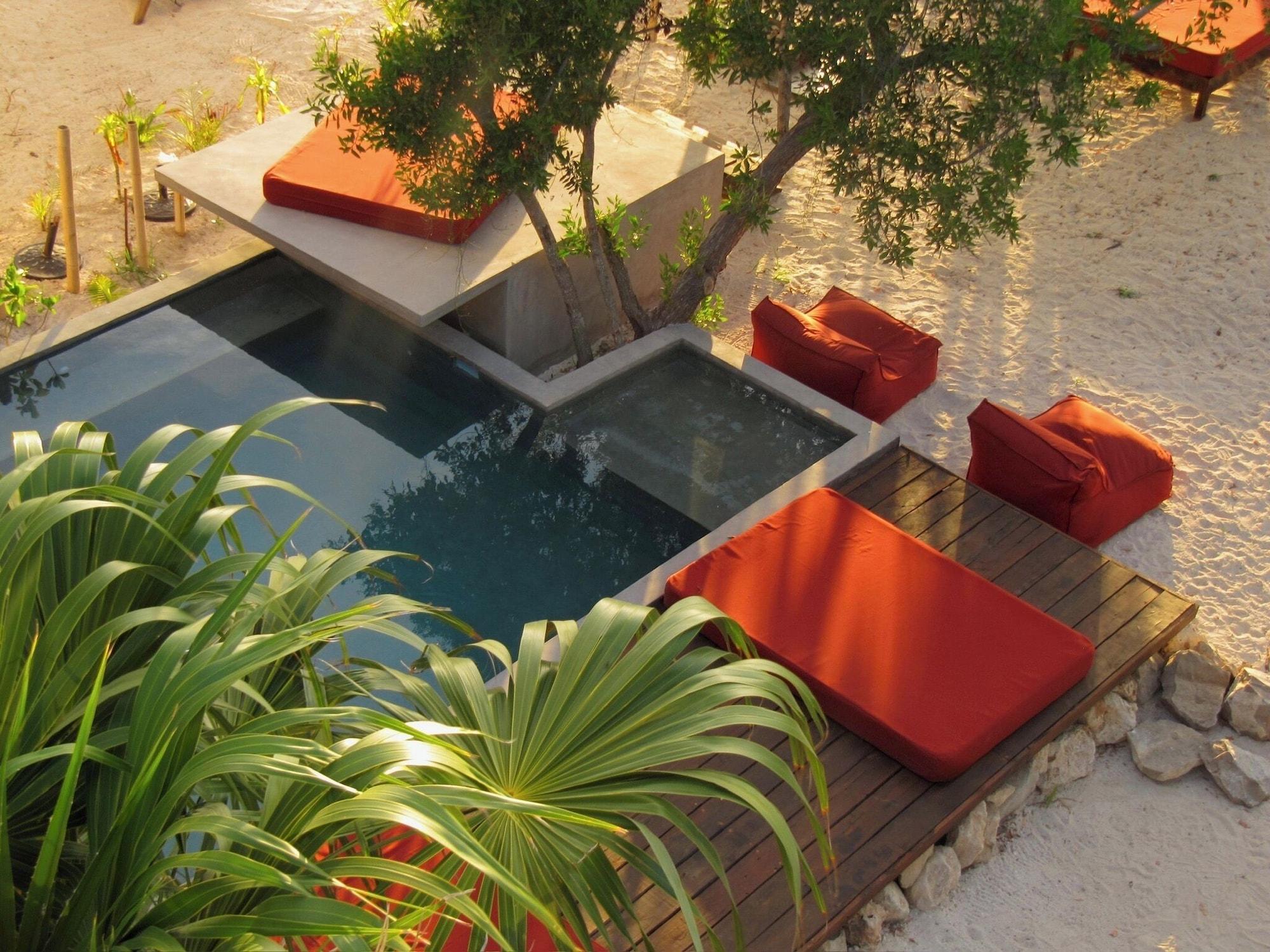 Vista Piscina Hotel Amadeo