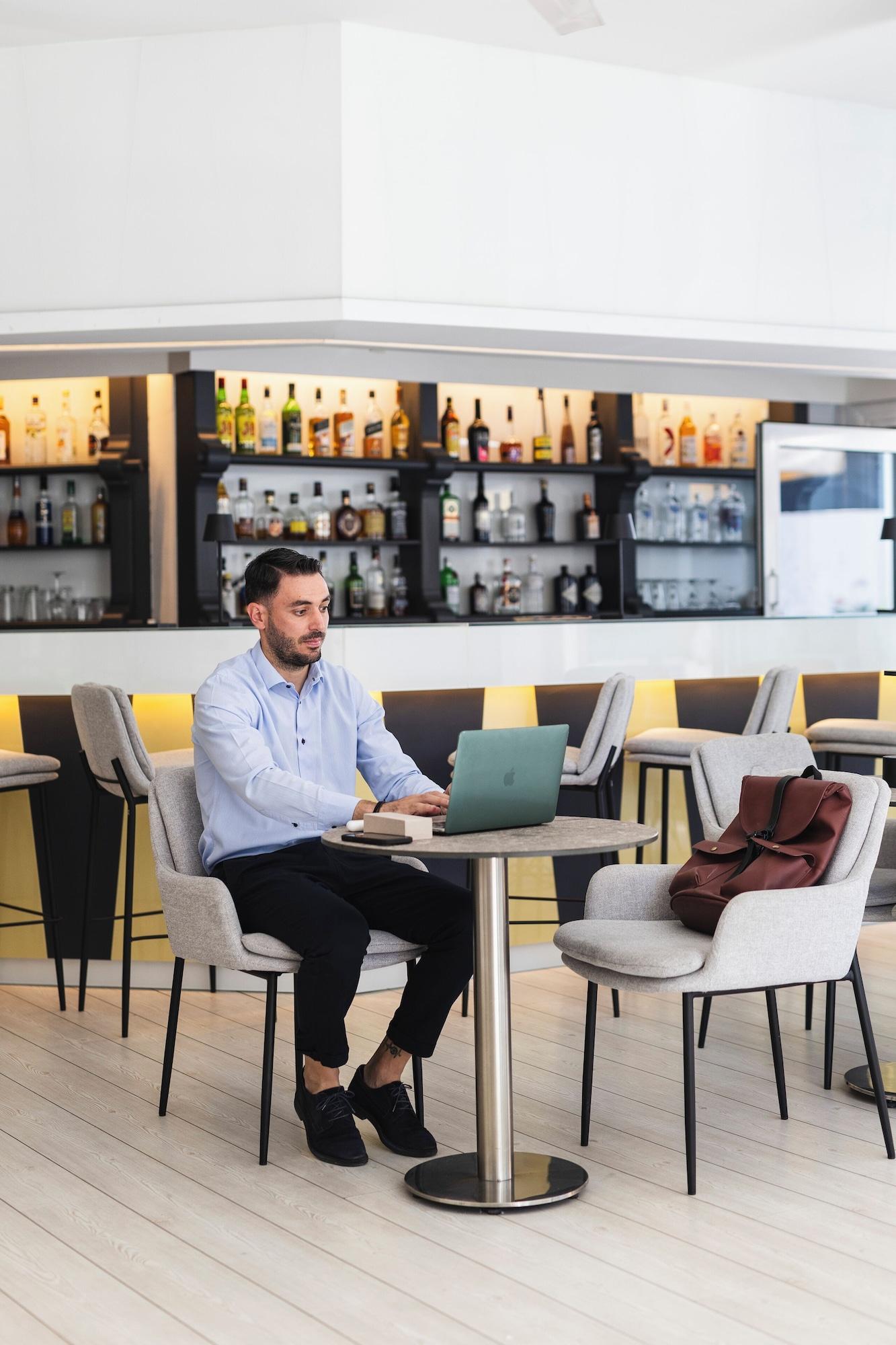 Vista Lobby TSANotel