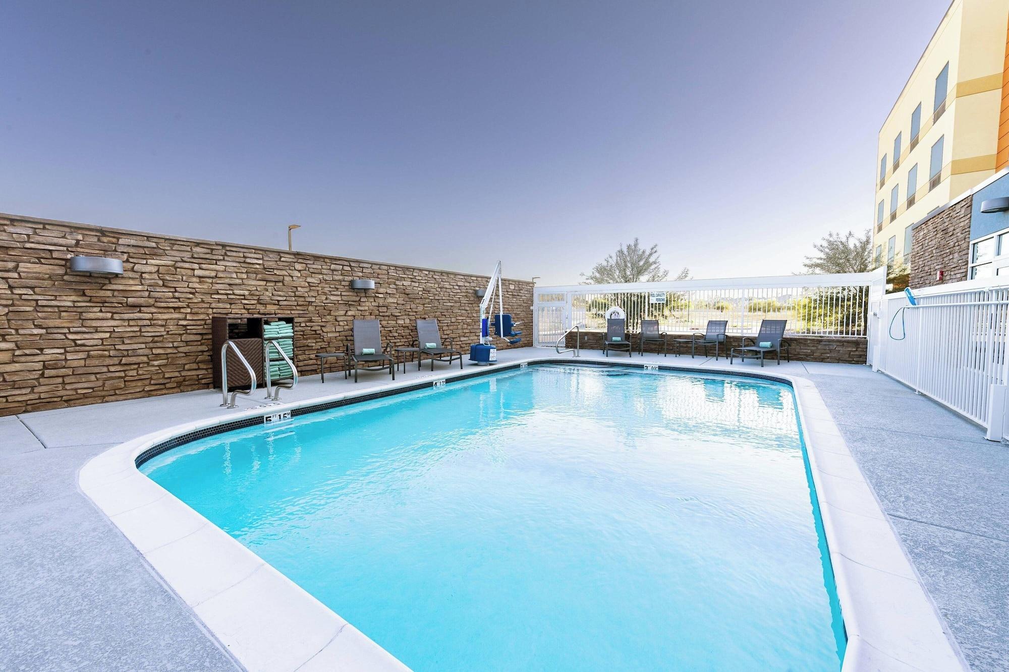 Vista Piscina Fairfield Inn & Suites by Marriott Phoenix West/Tolleson