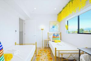 Alquiler Vacacional - Vibrant 5-bedroom Townhome near Universal; Family-Friendly with Parking & WiFi