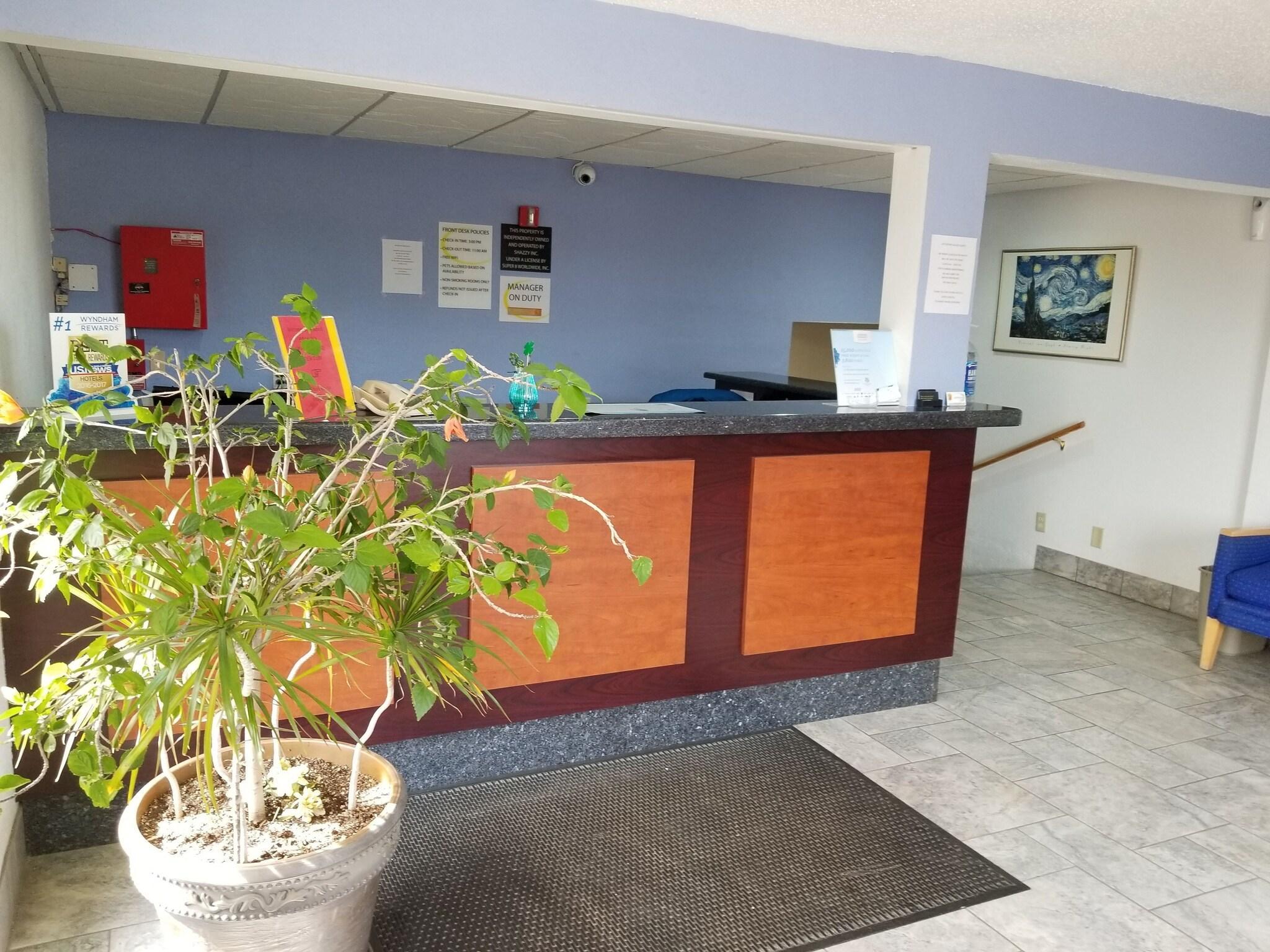 Vista Lobby Super 8 by Wyndham Kenosha/Pleasant Prairie