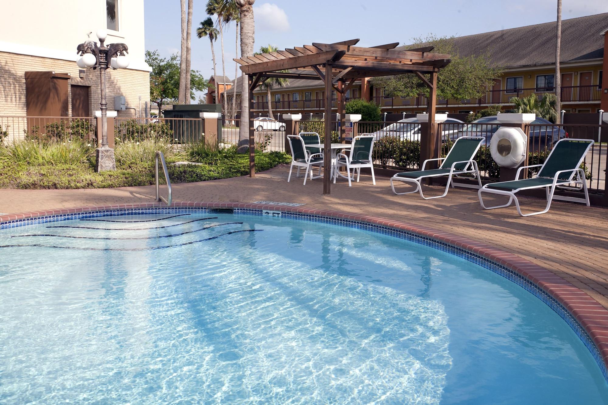 Vista Piscina Holiday Inn Express Hotel & Suites Brownsville by IHG