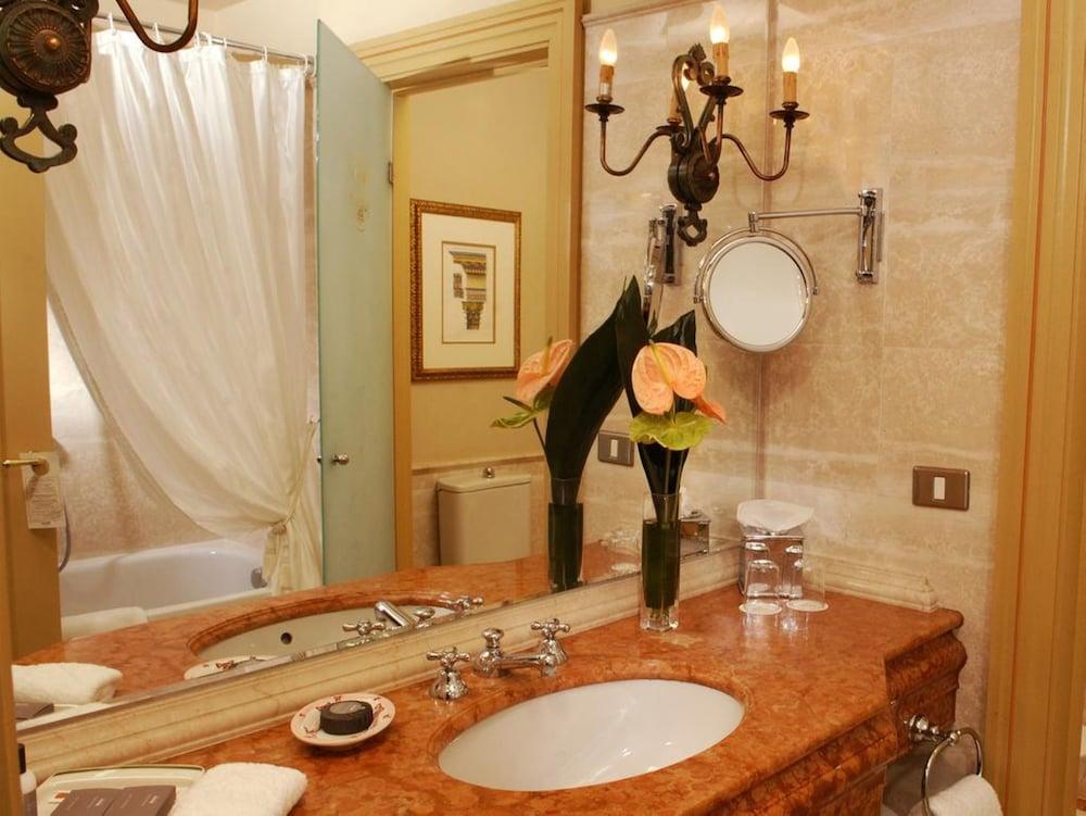 Baño The Excelsior, a Luxury Collection Hotel, Florence