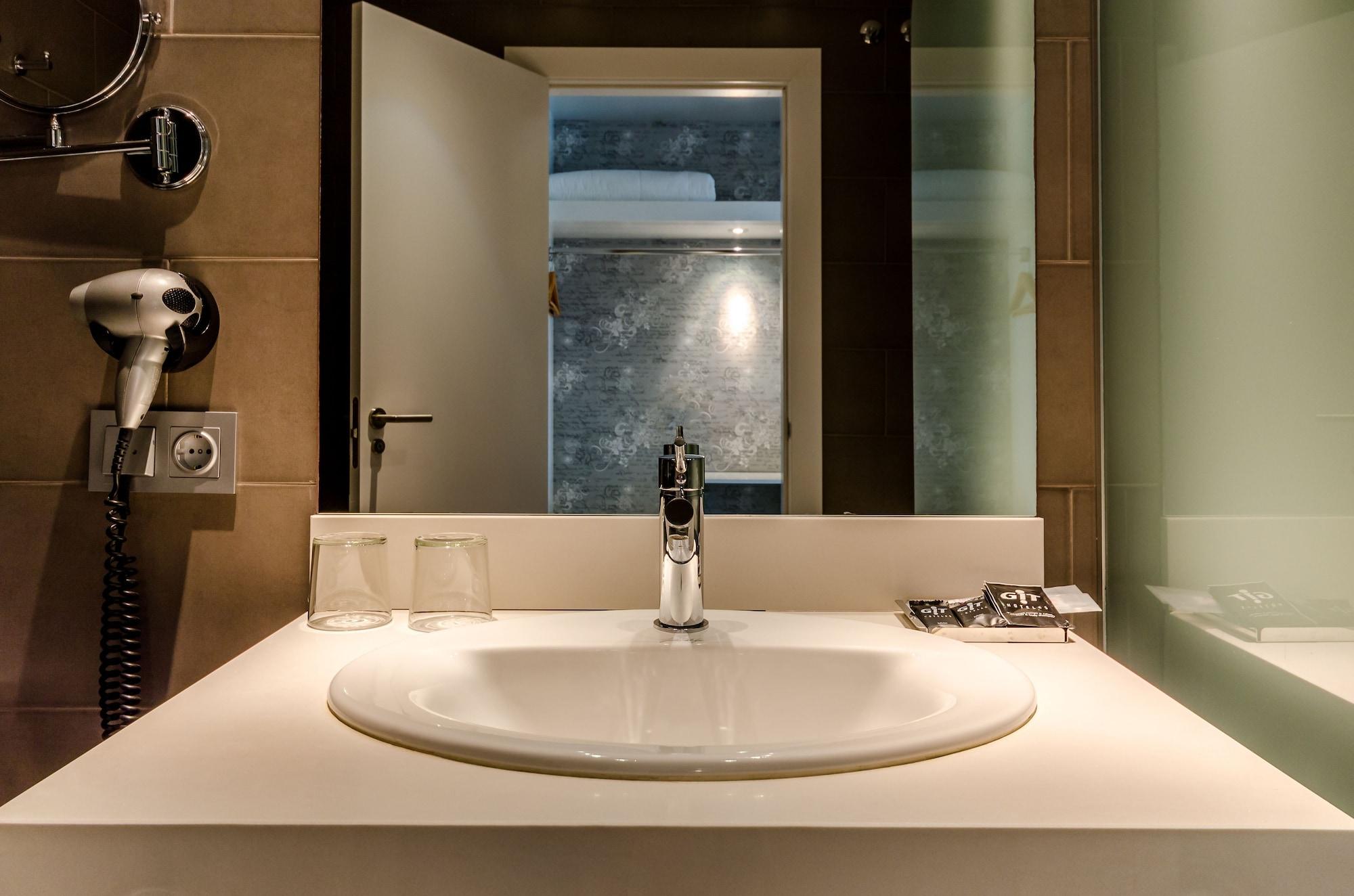 Equipamiento de Habitación Hotel YIT Vía Sevilla Mairena