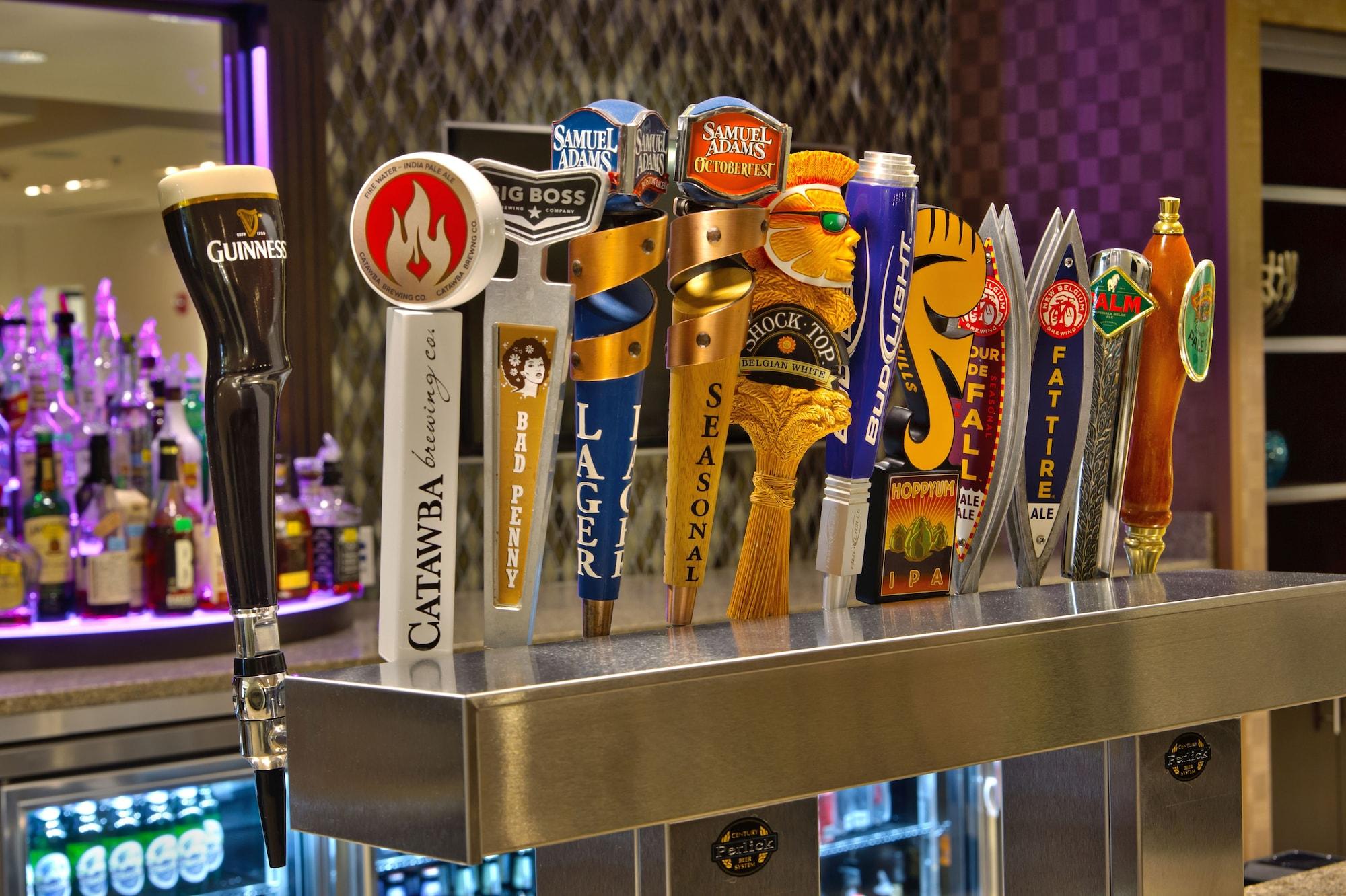 Bar/Salón Holiday Inn Charlotte Airport by IHG