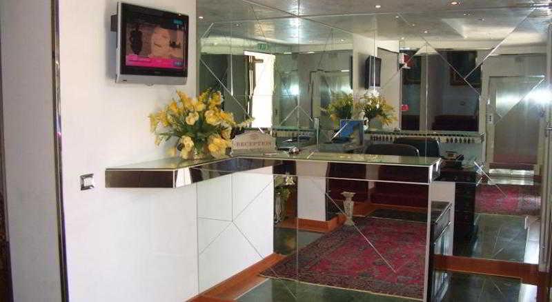 Vista Lobby Small Royal