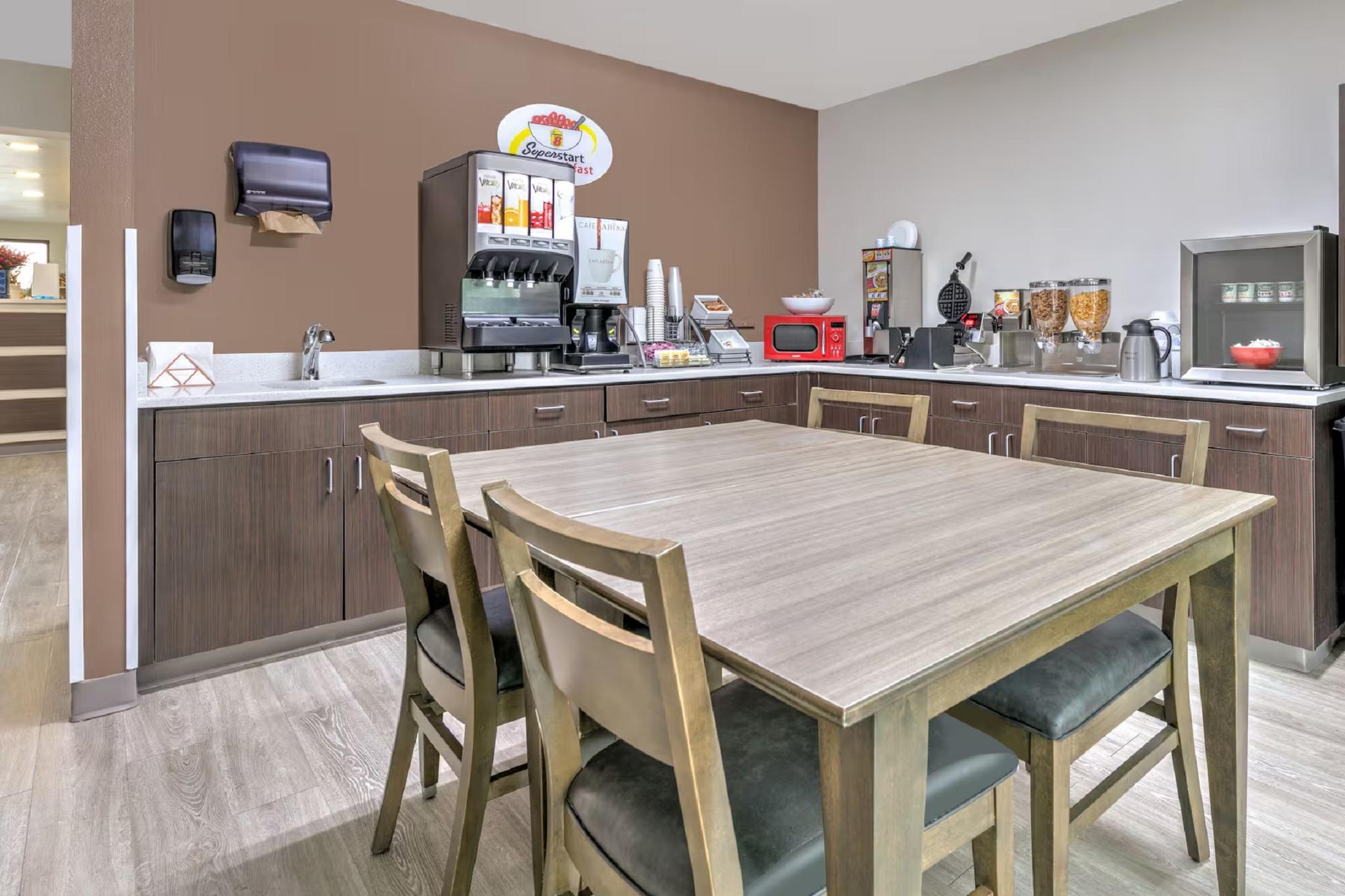 Restaurant Super 8 by Wyndham Waxahachie TX