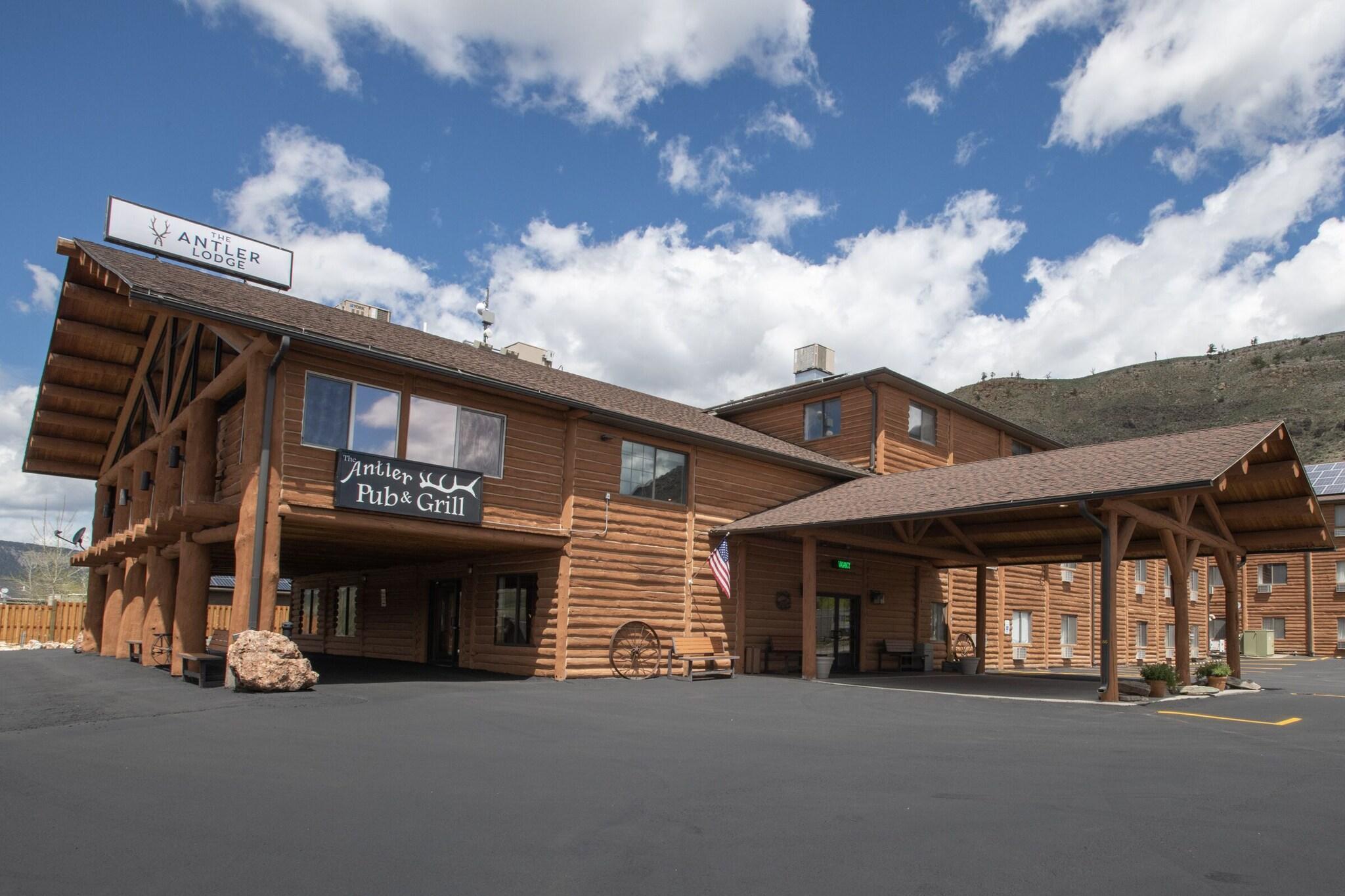 Vista Exterior Antler Lodge - Gardiner MT