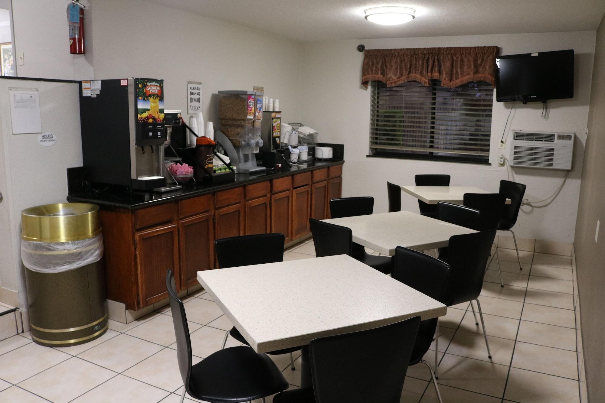 Restaurant Super 8 by Wyndham San Antonio/I-35 North