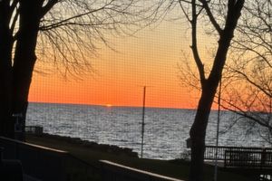 Arriendo temporal - The Blue Lagoon is a cozy cottage with lake view near Niagara falls & Olcott