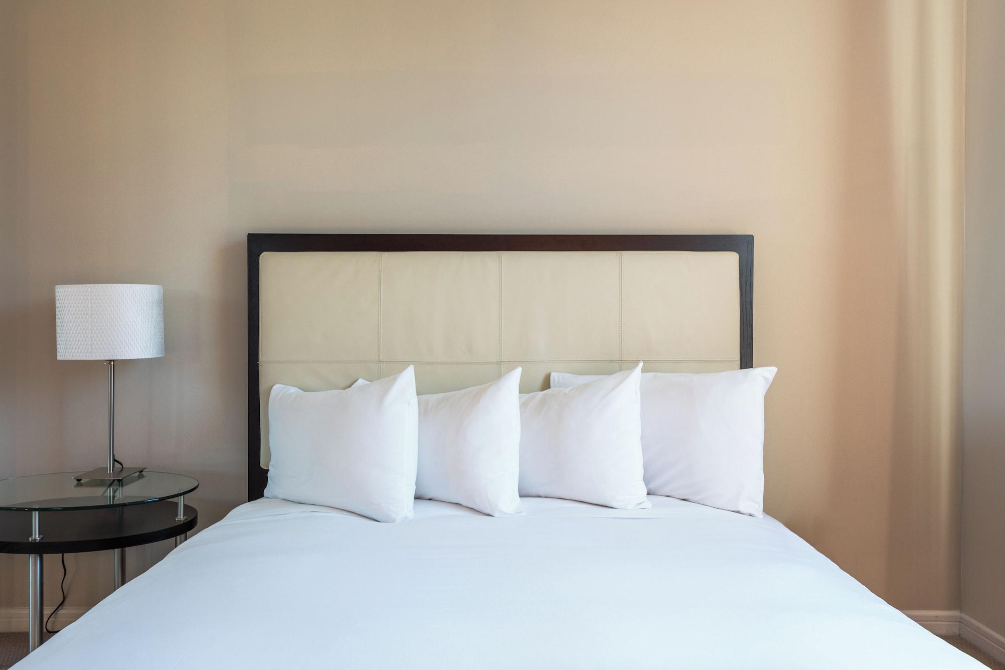 Varios Carmana Hotel & Suites