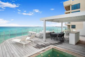 Renta temporal - Oceanfront Penthouse and Patio at ONE Cable Beach