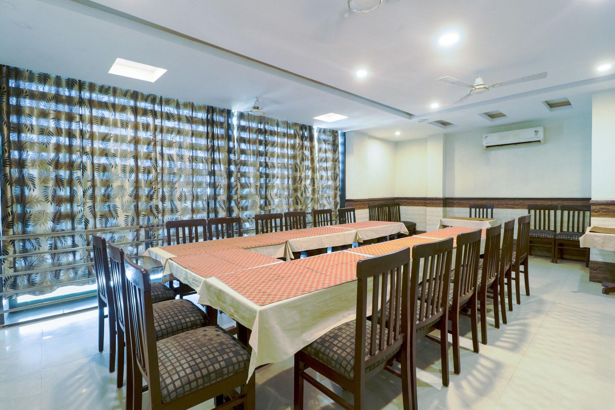 Restaurant OYO 46437 Malik Regency
