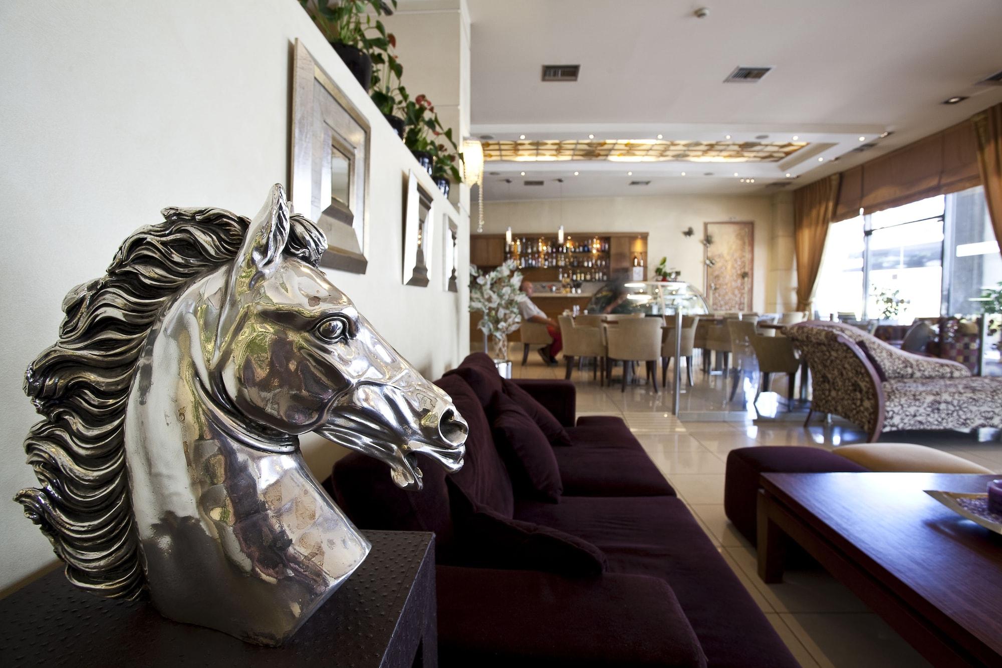 Varios Crystal City Hotel