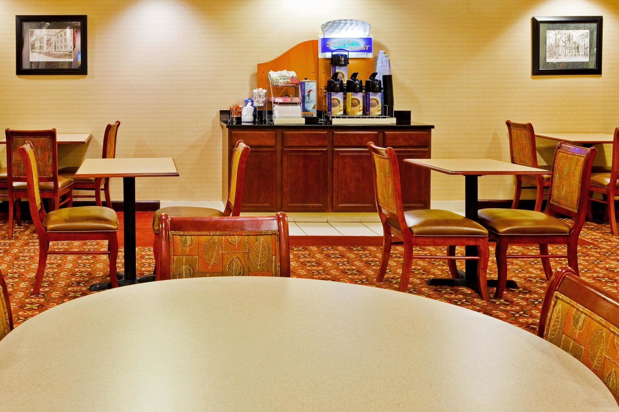Bar/Salón Holiday Inn Express & Suites Dickson by IHG