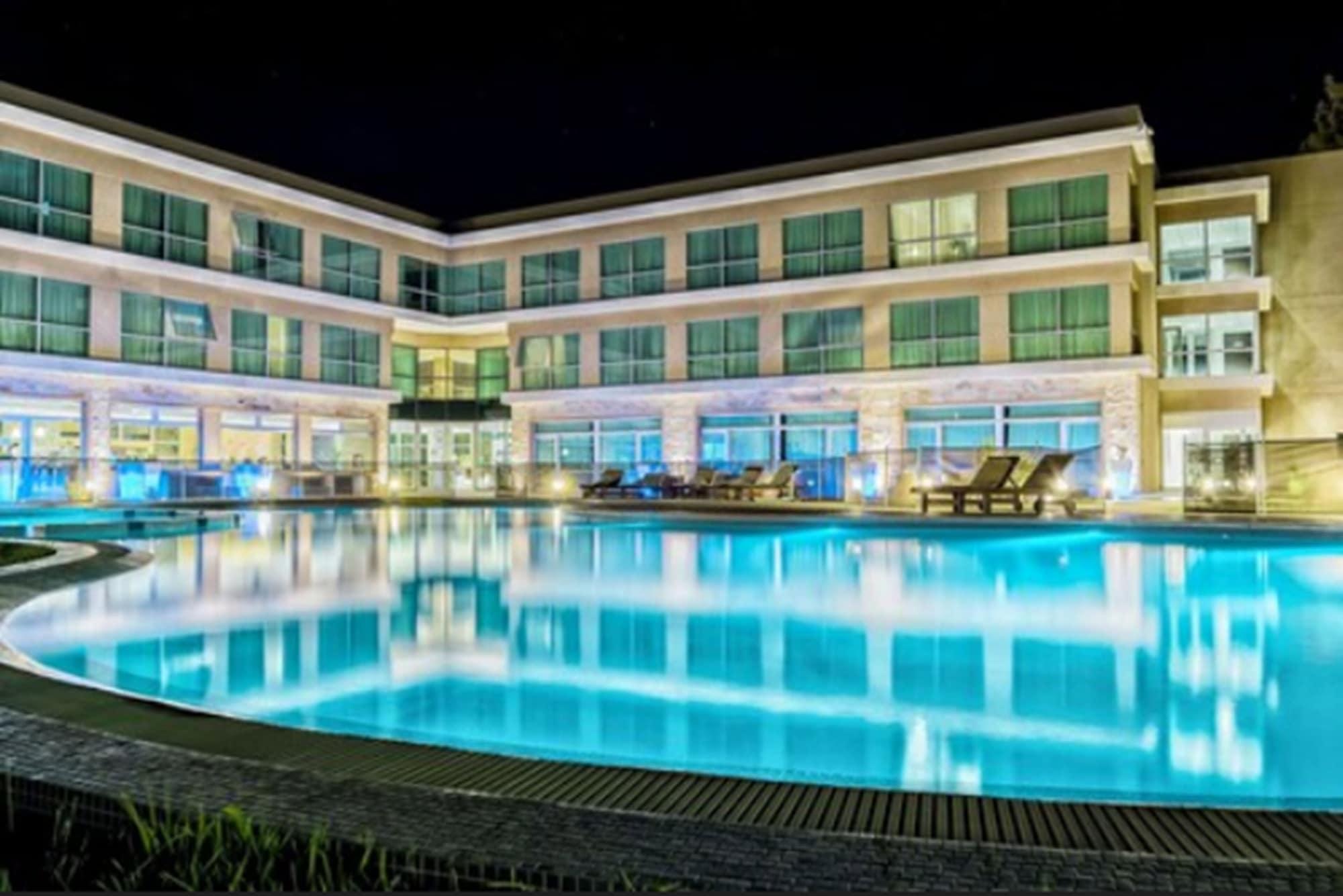 Vista Piscina Howard Johnson by Wyndham Neuquen