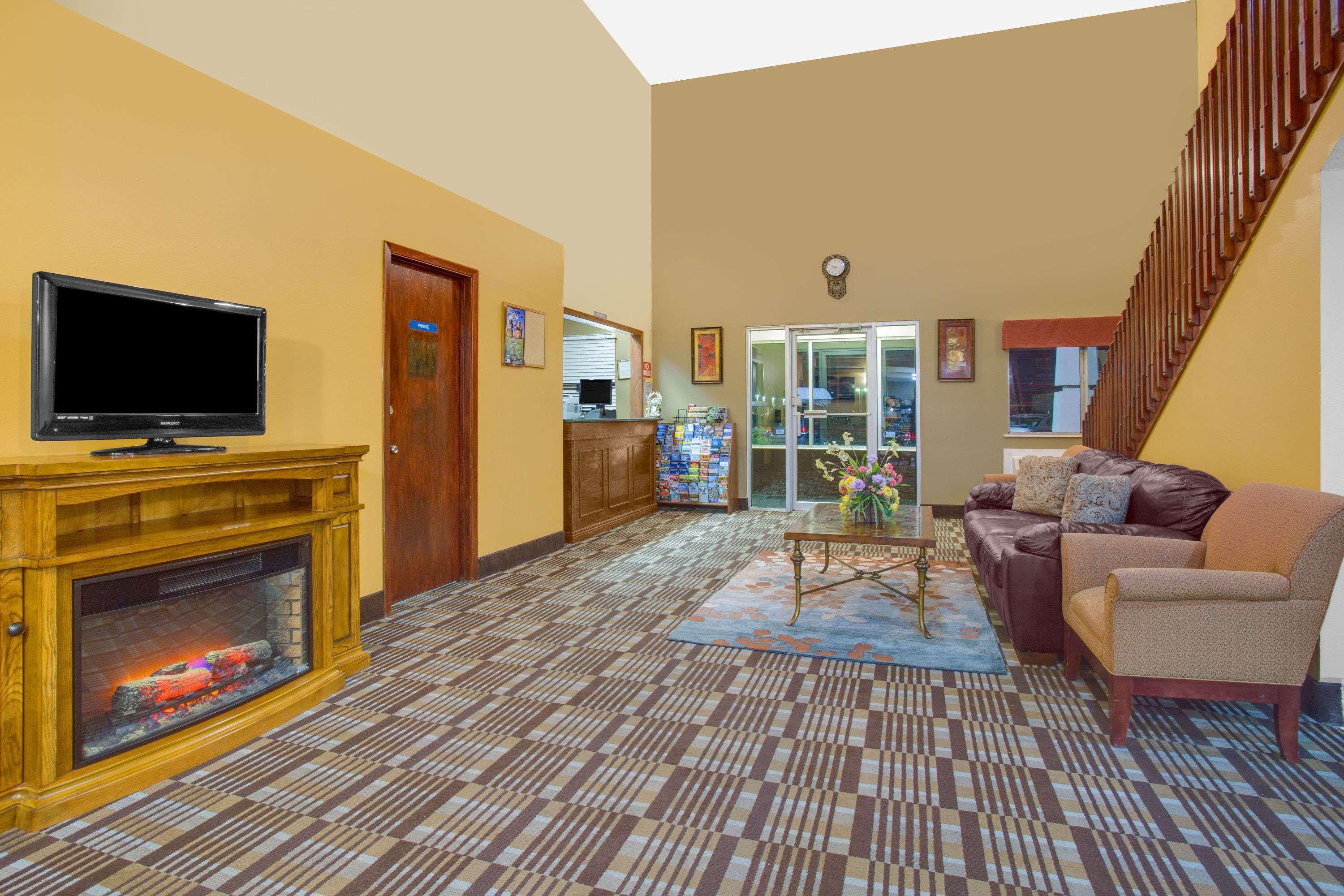 Vista Lobby Days Inn by Wyndham North Platte