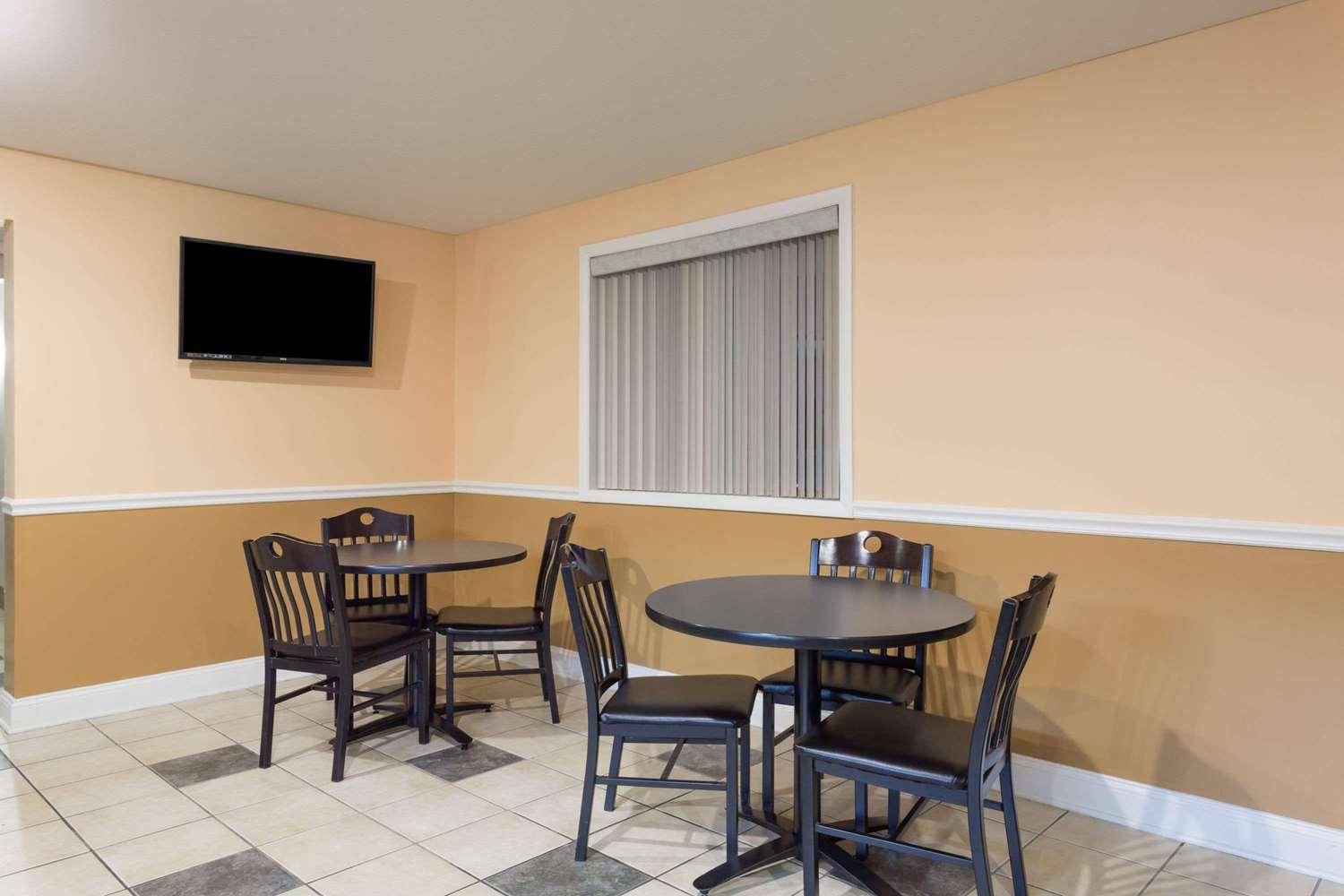 Vista Lobby Super 8 by Wyndham Dumfries/Quantico