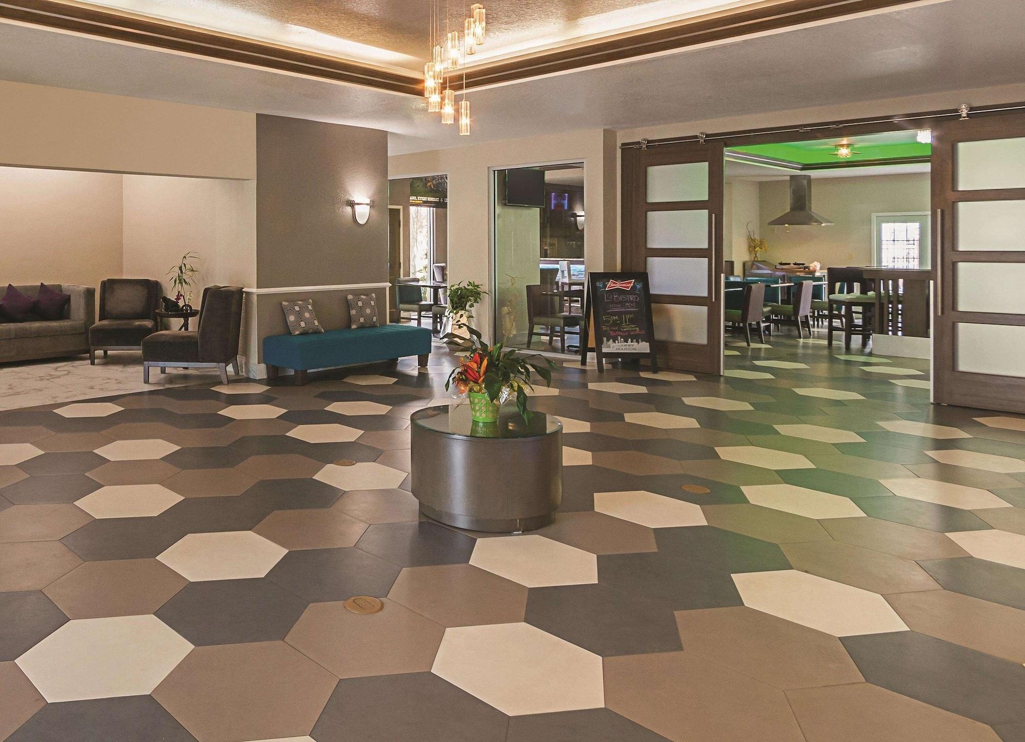Vista Lobby La Quinta Inn & Suites by Wyndham Kingwood Houston IAH Airpt