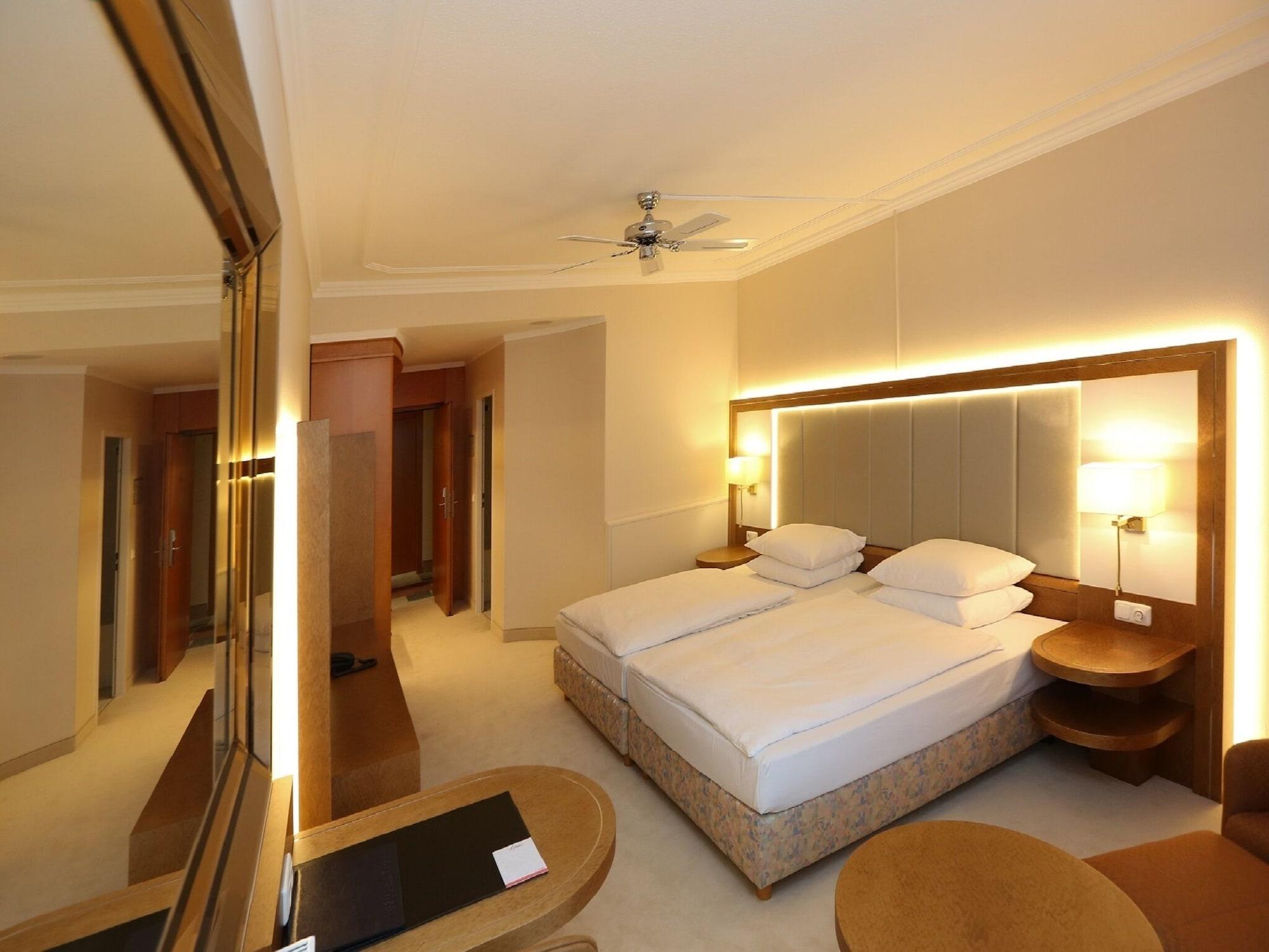 Varios La Strada Hotel