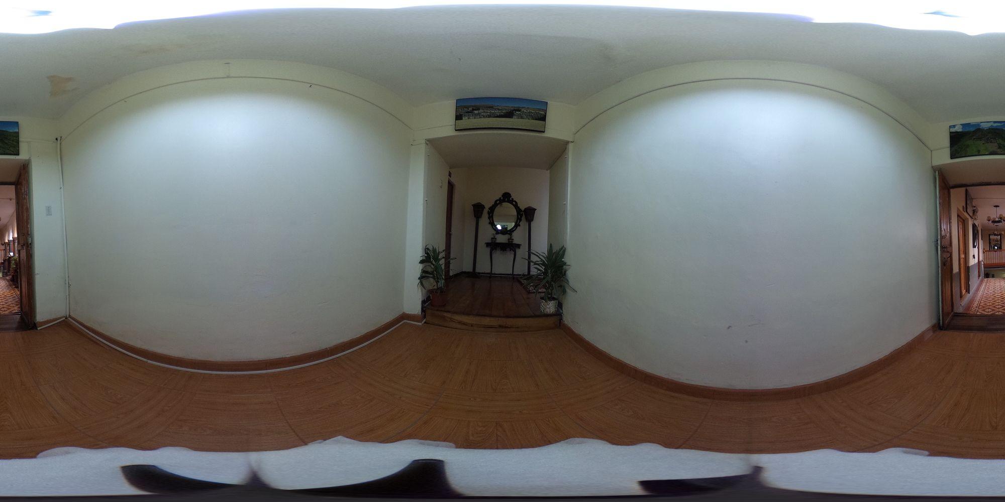 Varios Golden House Inn