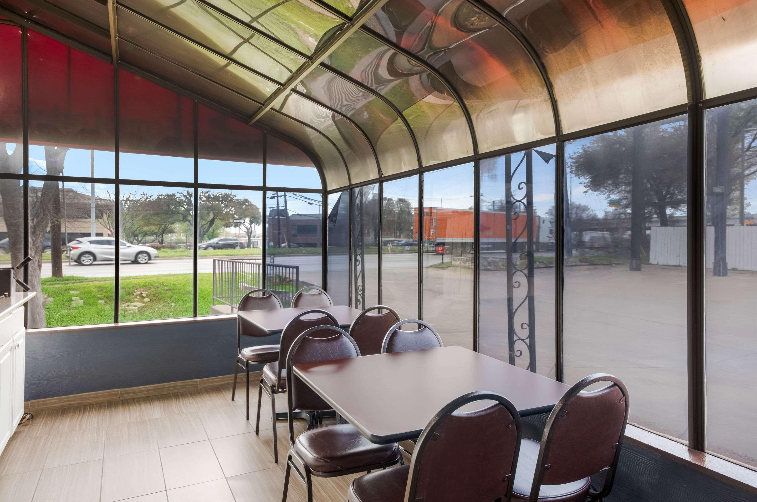 Restaurant Econo Lodge Austin North near The Domain