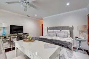 Alquiler Vacacional - New Listing! Upscale pool home, close to everything, charming neighborhood!