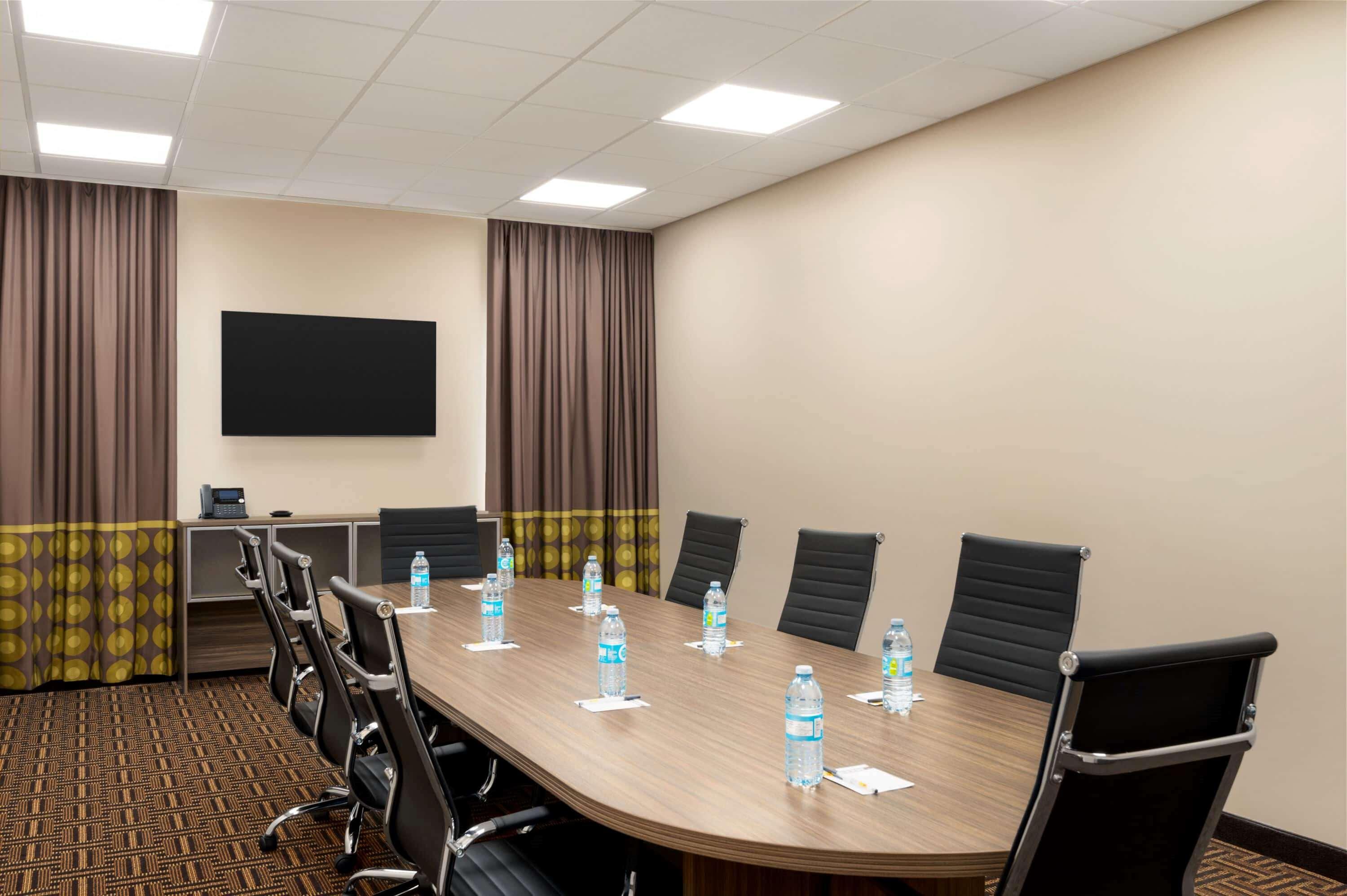 Centro de Negocios Super 8 by Wyndham Thompson