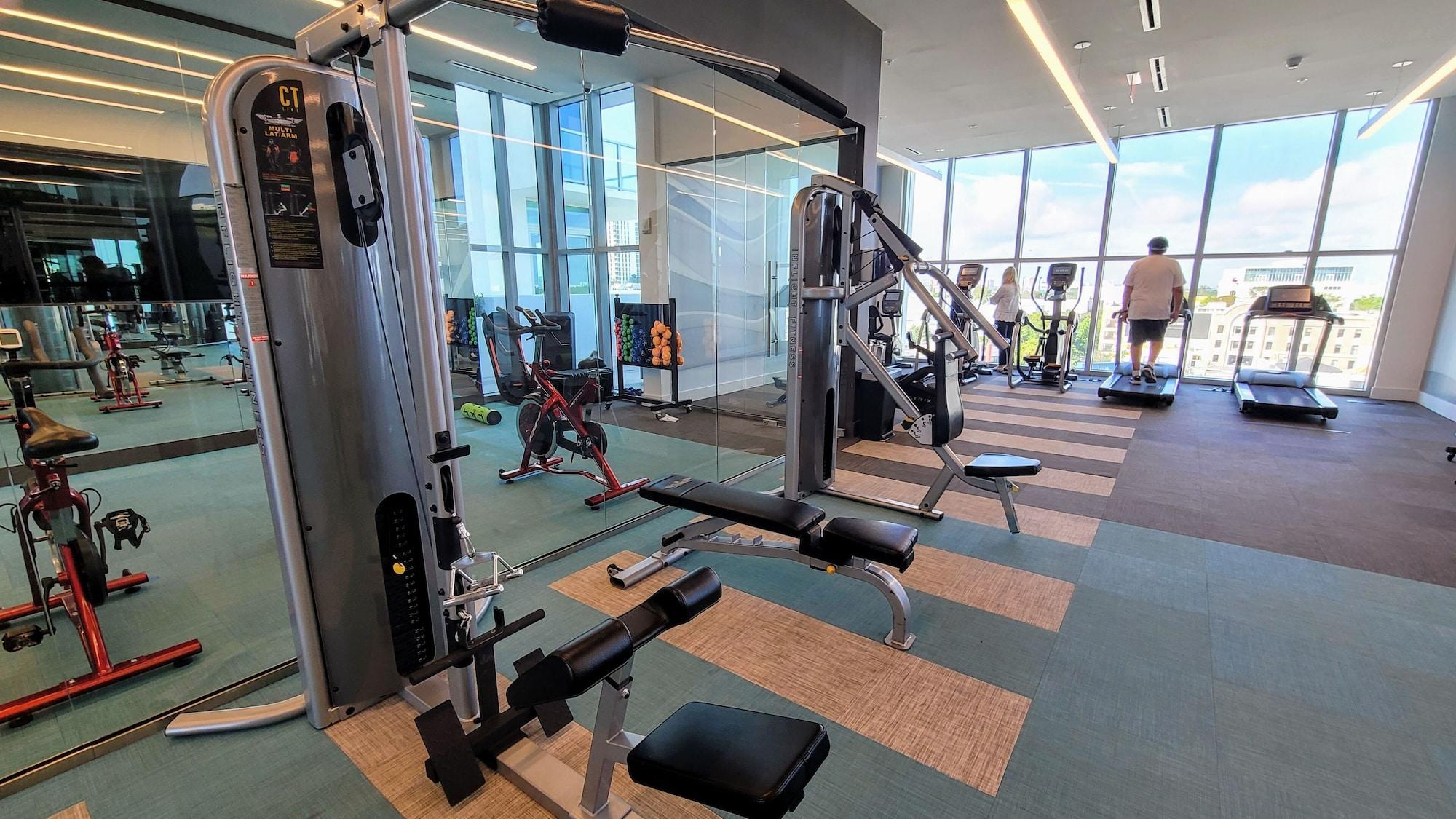 Gimnasio Design District Bay View Cielo Stays
