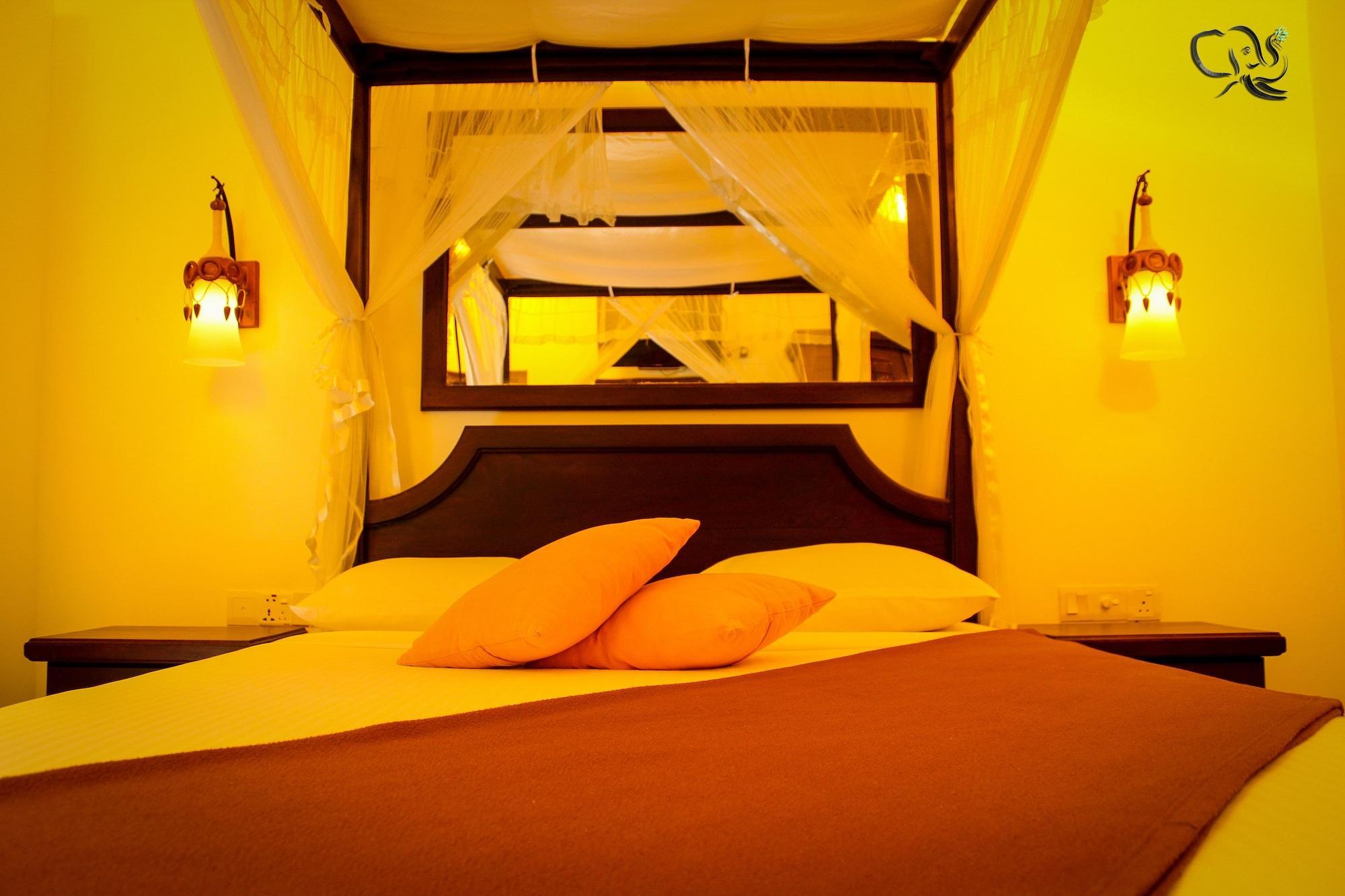 Varios Kandy Waters Hotel