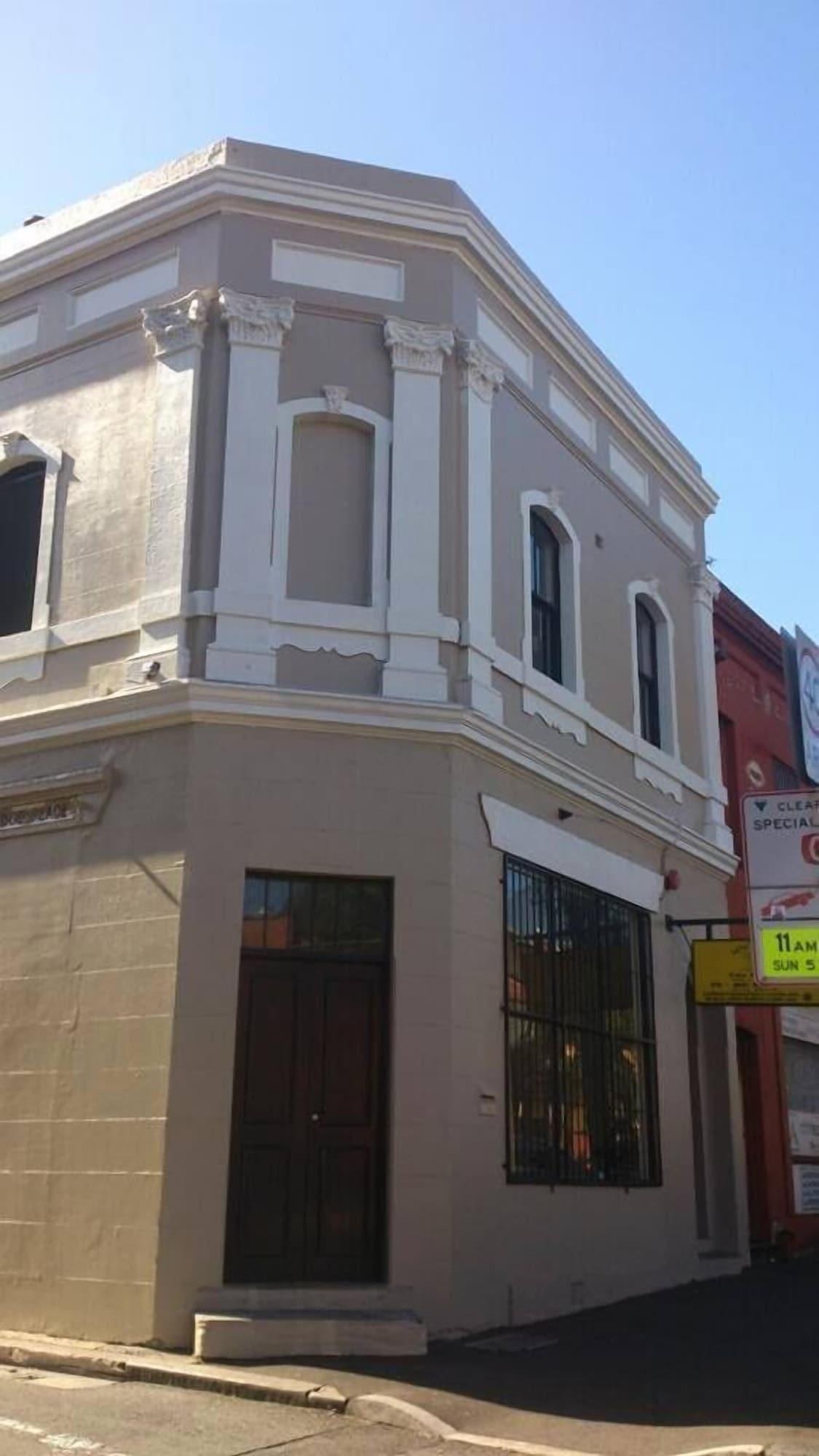 Varios Sinclairs City Hostel