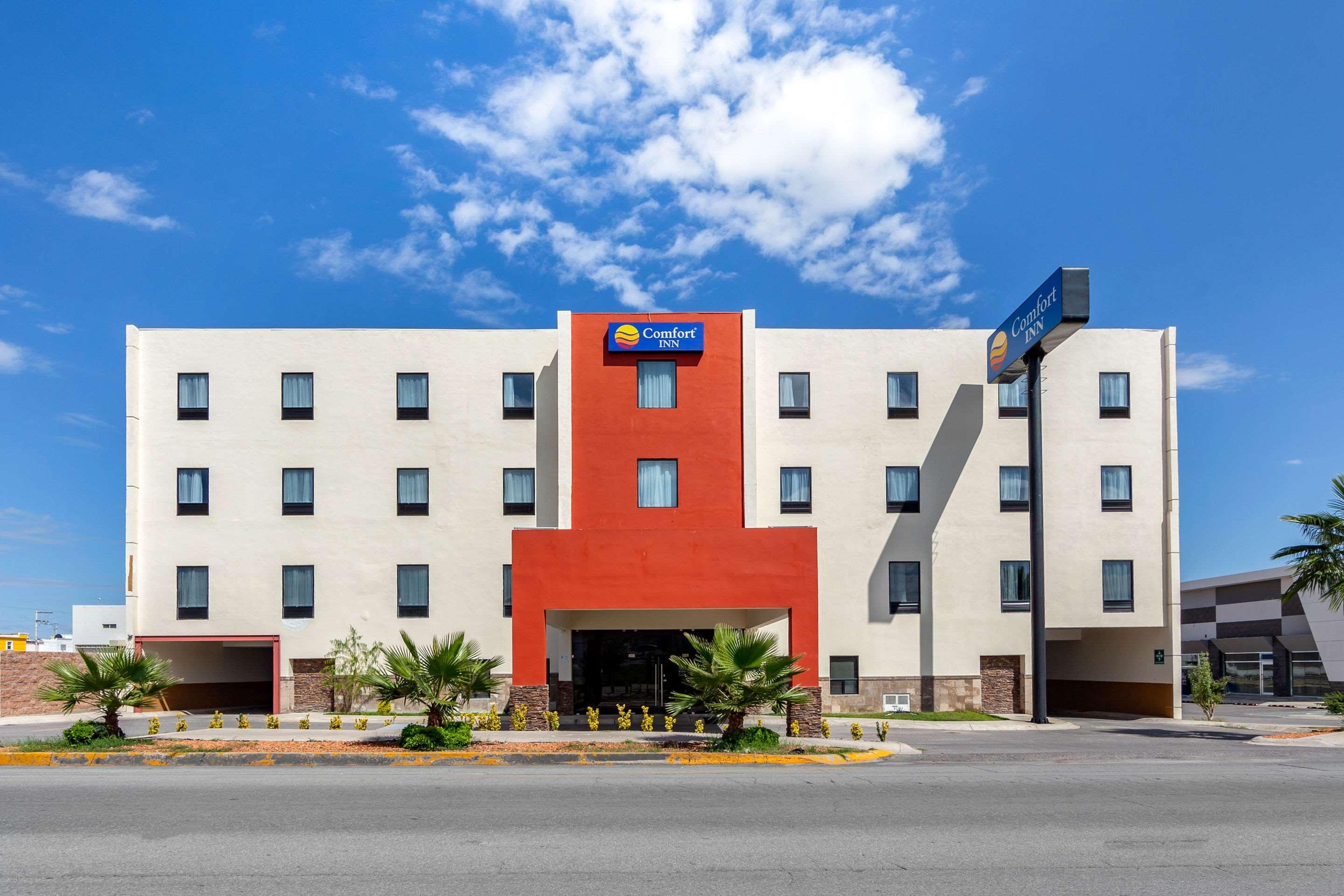 Vista Exterior Comfort Inn Chihuahua