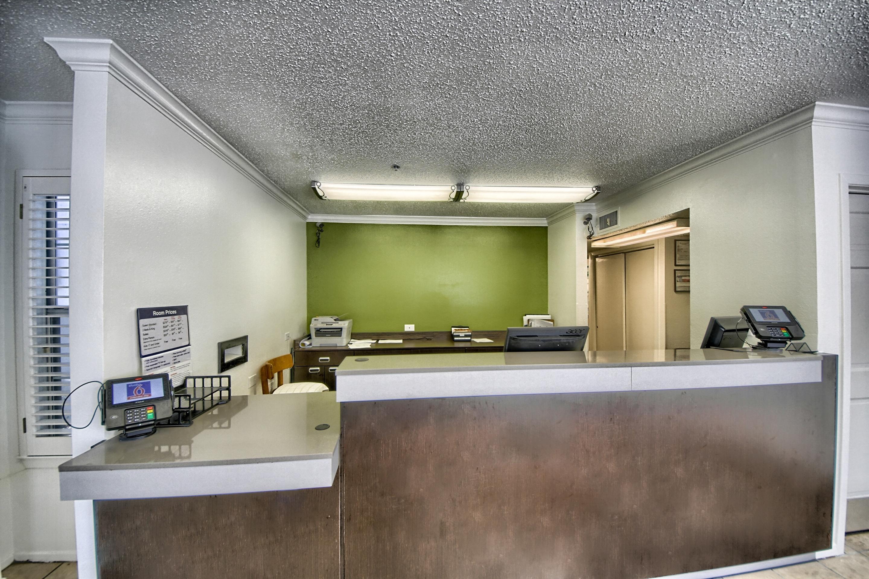 Vista Lobby Studio 6 Extended Stay - San Antonio, TX - Medical Center