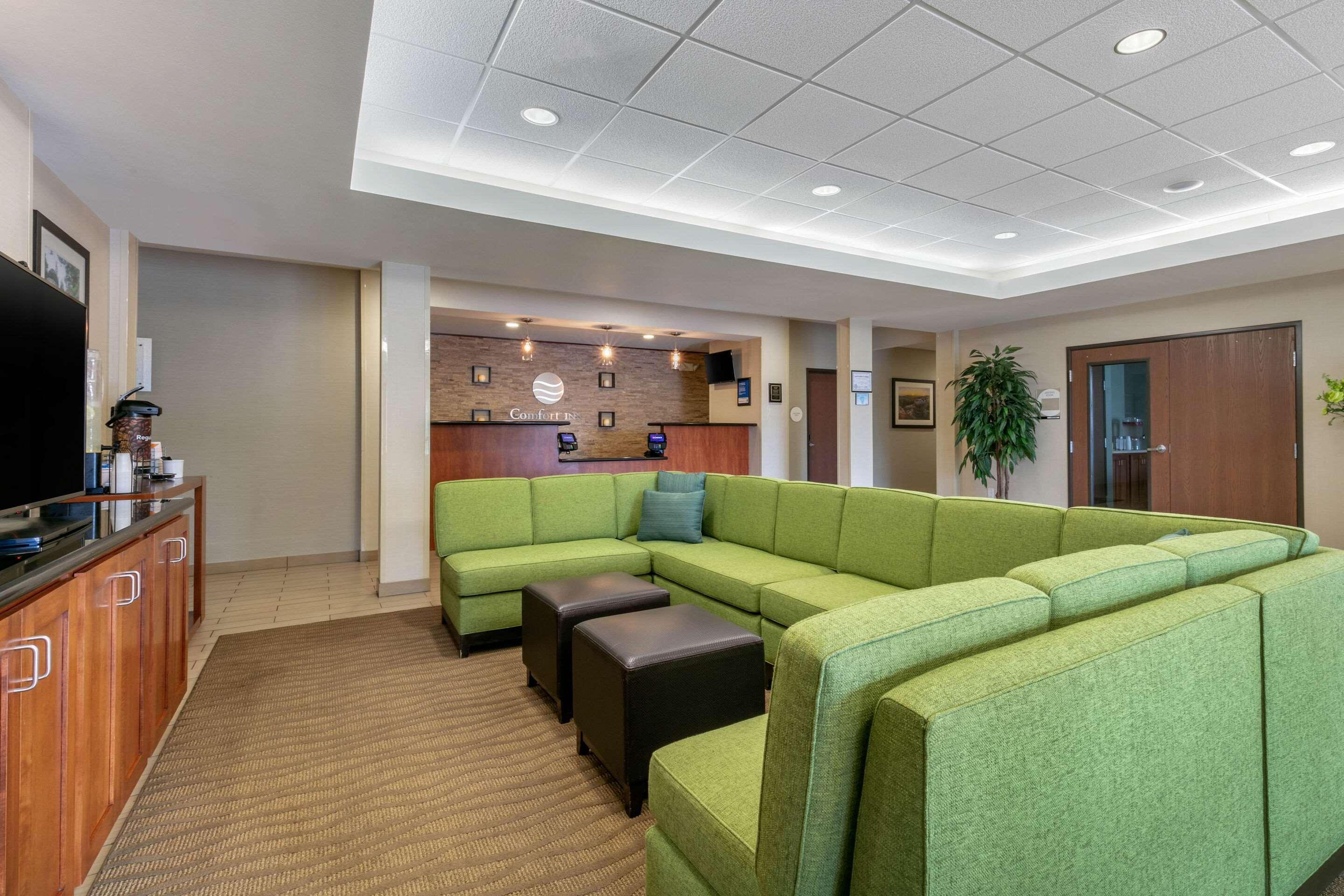 Vista Lobby Comfort Inn & Suites Marion I-57