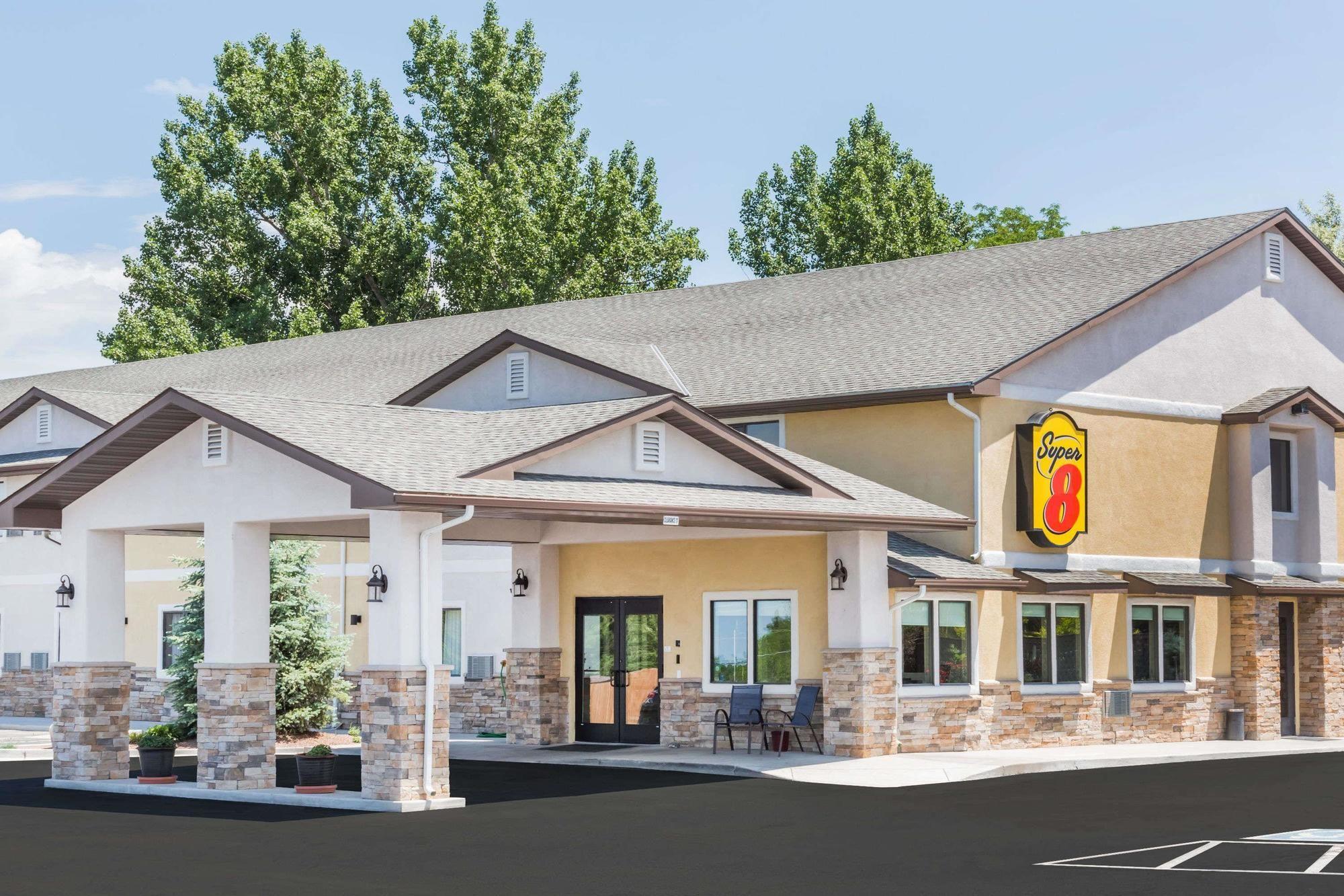 Vista Exterior Super 8 by Wyndham Montrose