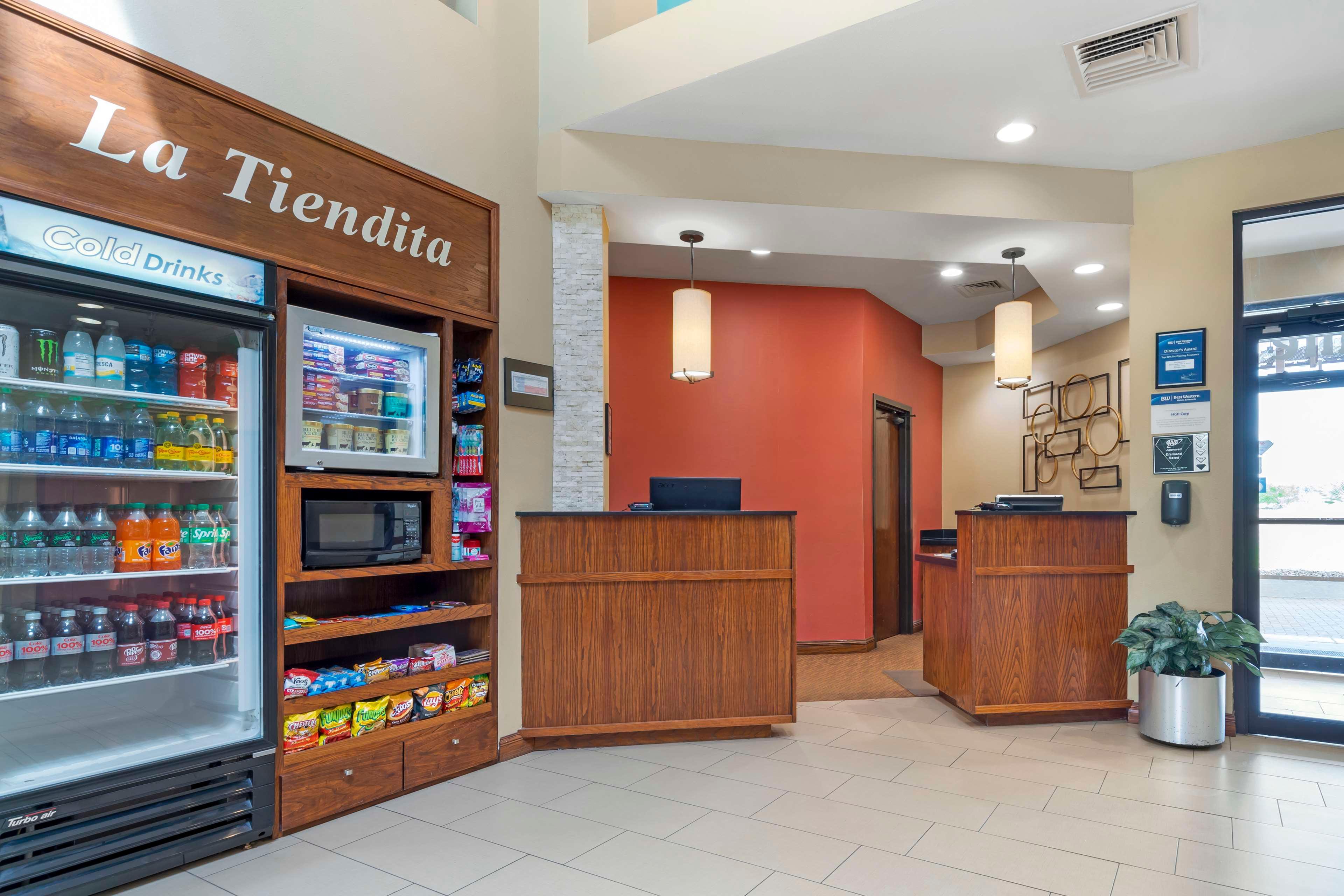 Vista Lobby Best Western McAllen Medical Center